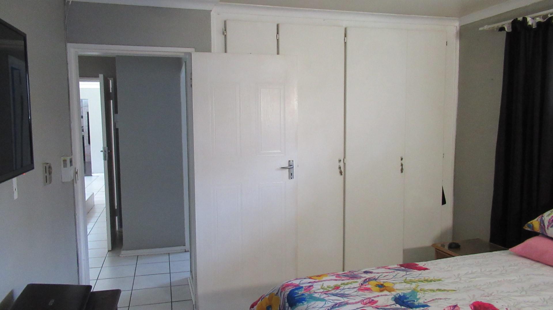 Main Bedroom - 15 square meters of property in Albertsdal