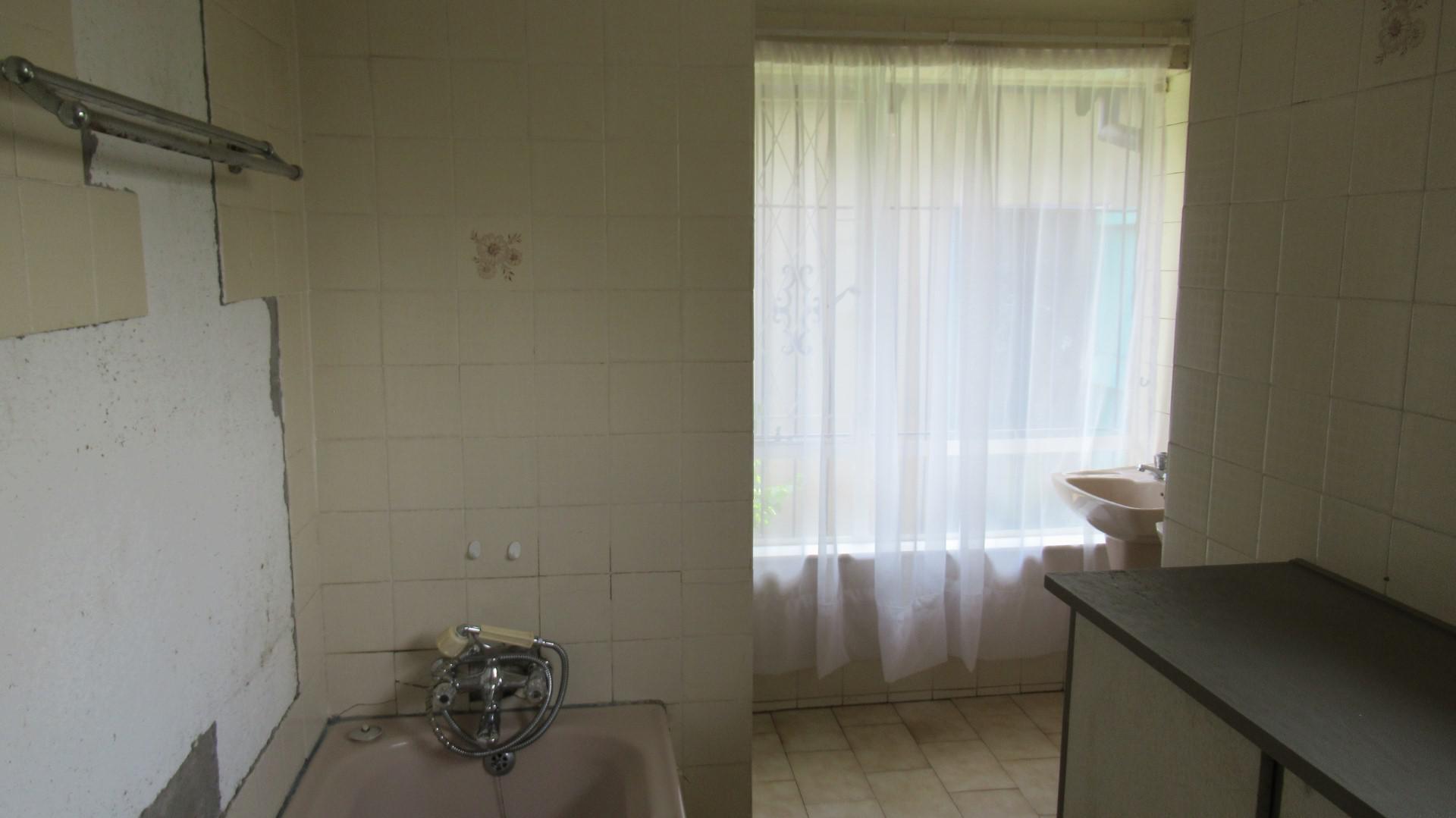 Main Bathroom - 9 square meters of property in Albertsdal
