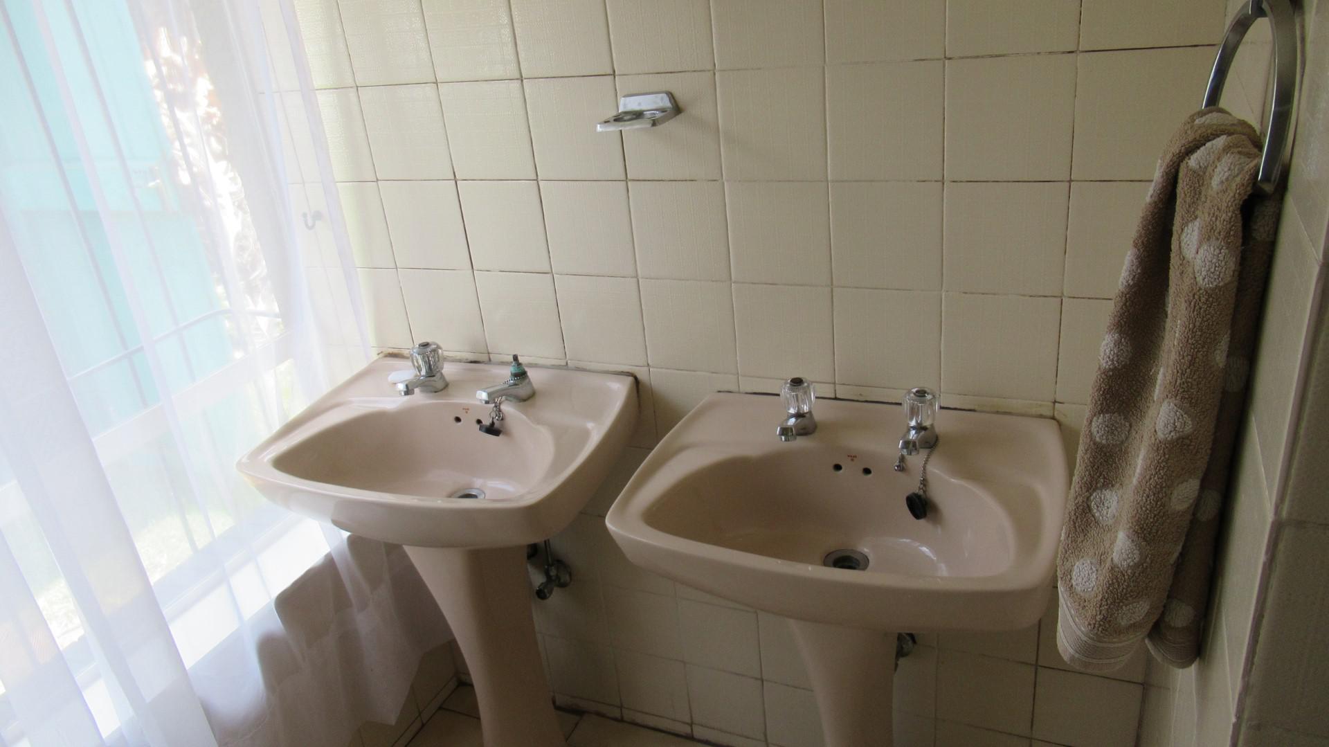 Main Bathroom - 9 square meters of property in Albertsdal