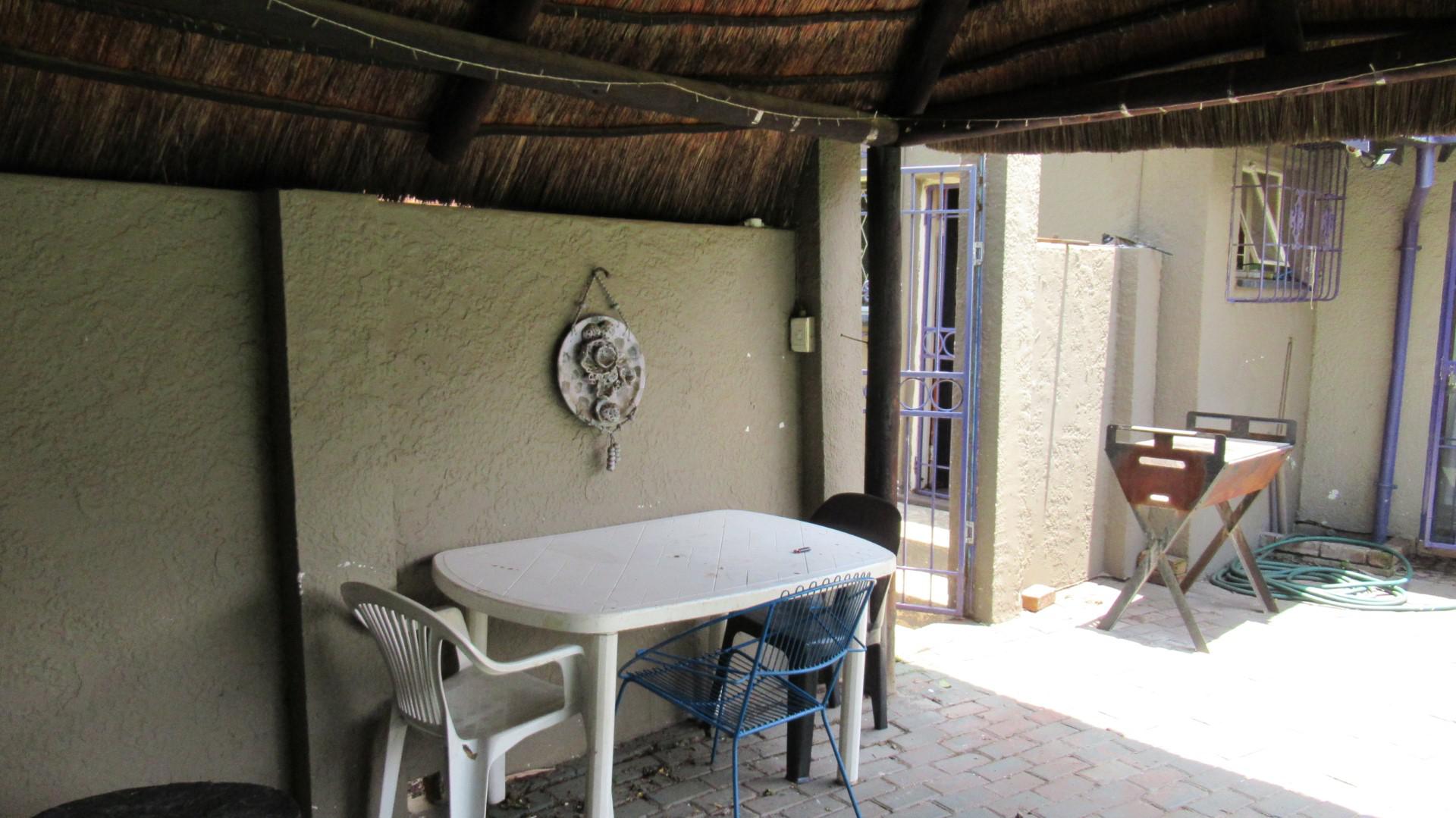 Patio - 14 square meters of property in Albertsdal