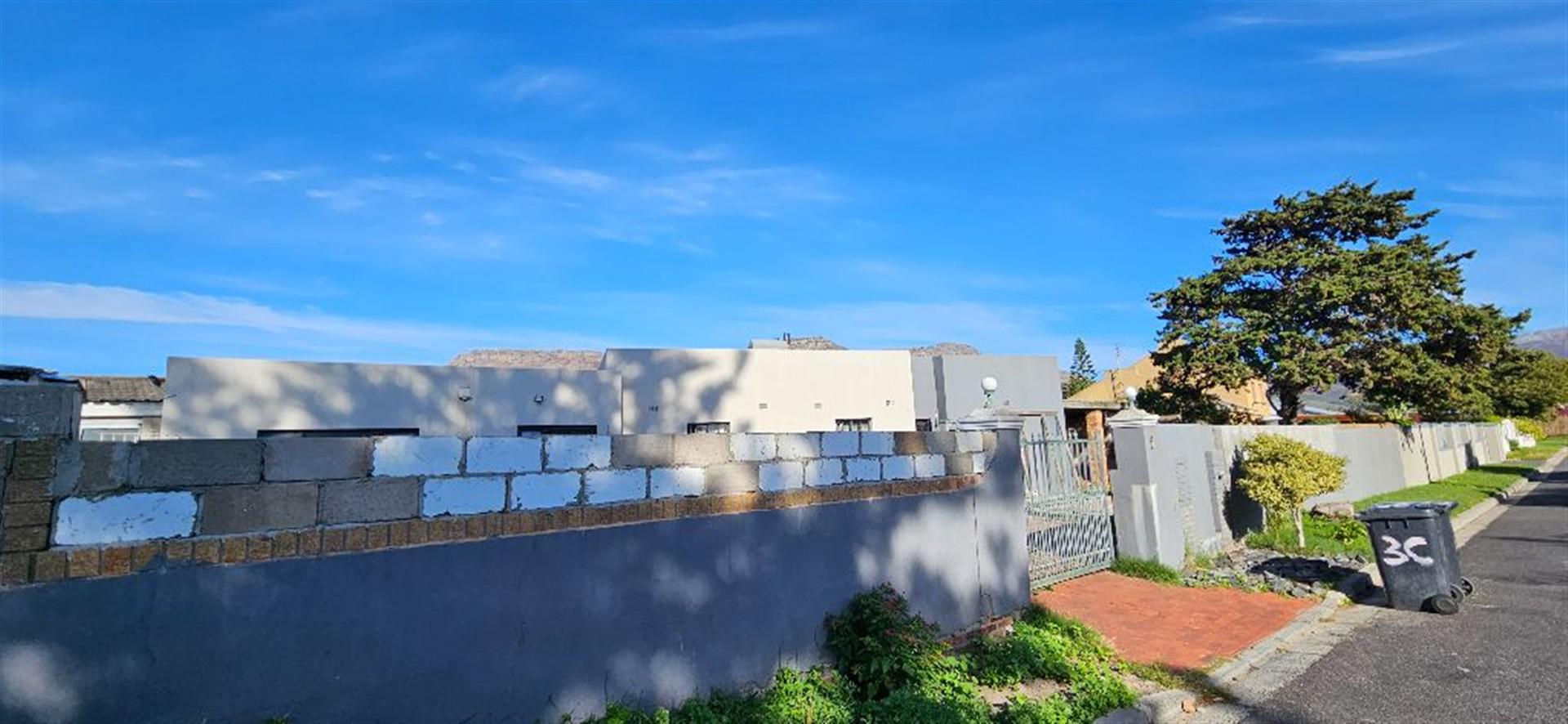 Front View of property in Steenberg