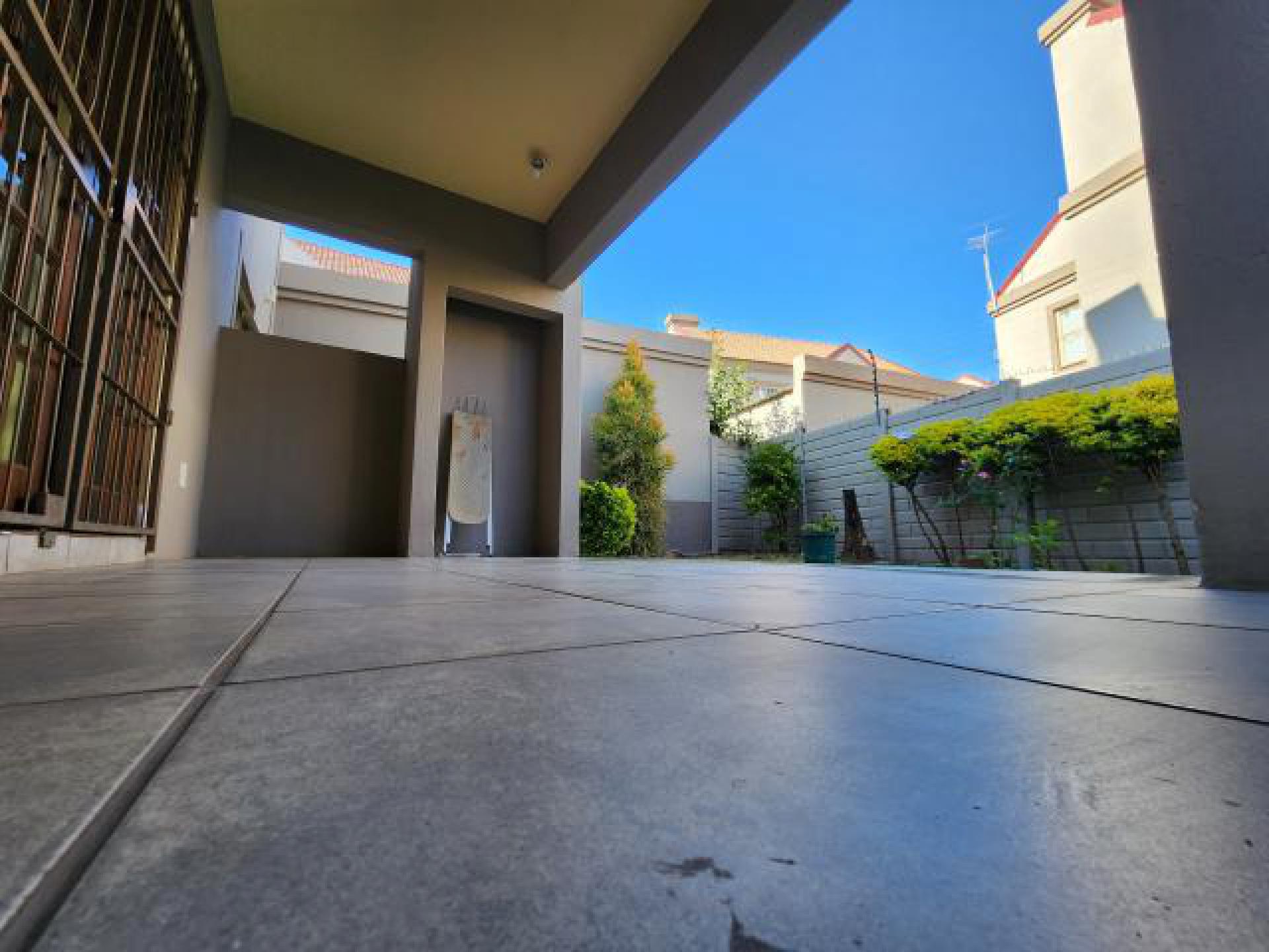 Patio of property in Bendor Park