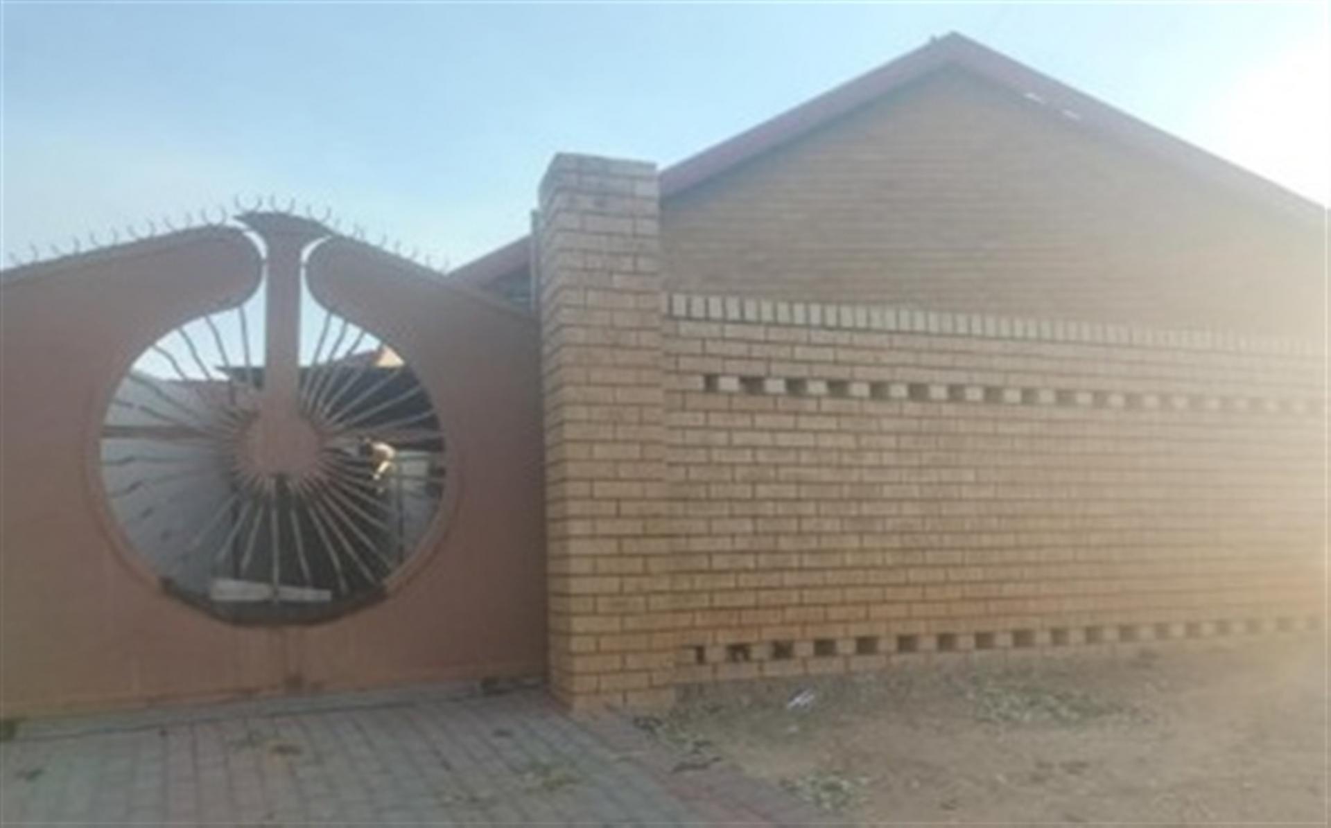Front View of property in Mmesi Park