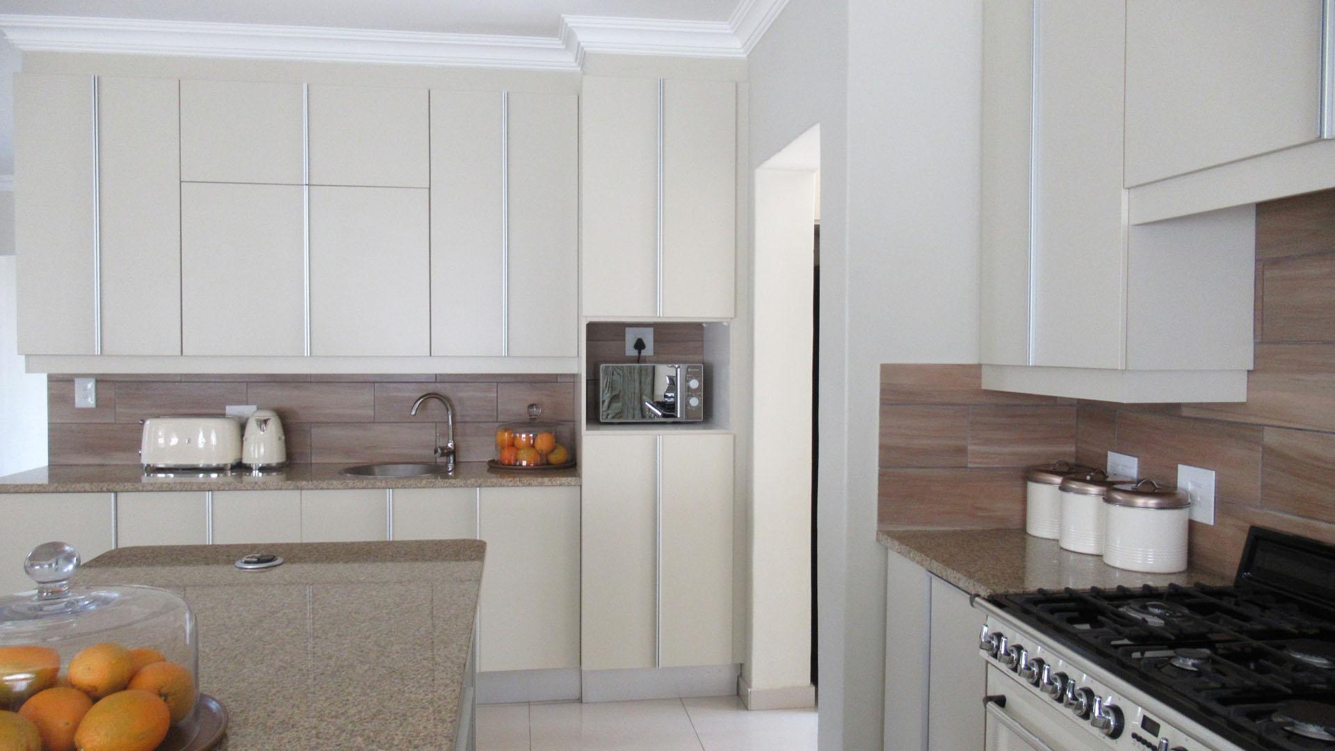 Kitchen - 17 square meters of property in Roodeplaat