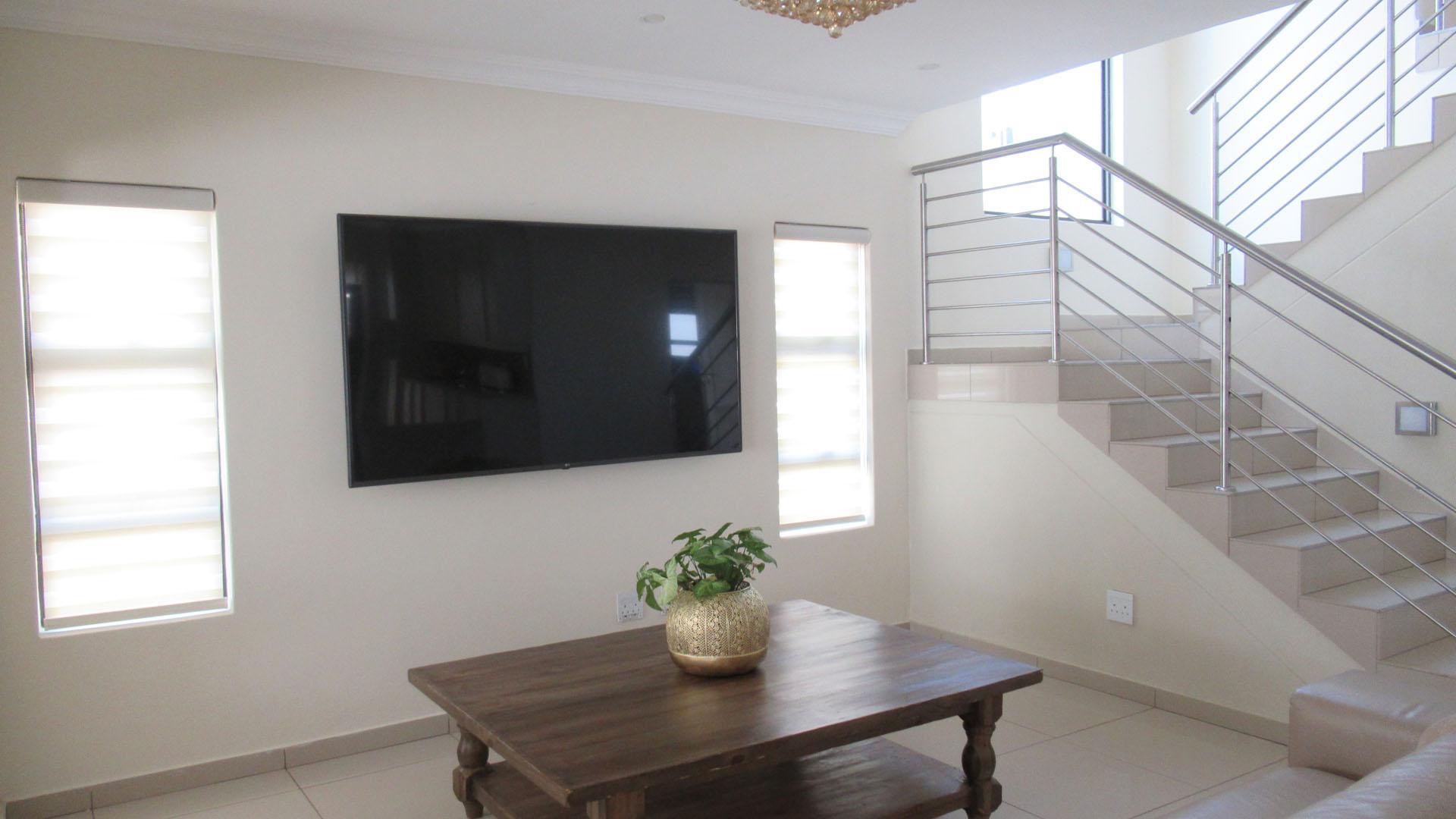 Lounges - 32 square meters of property in Roodeplaat