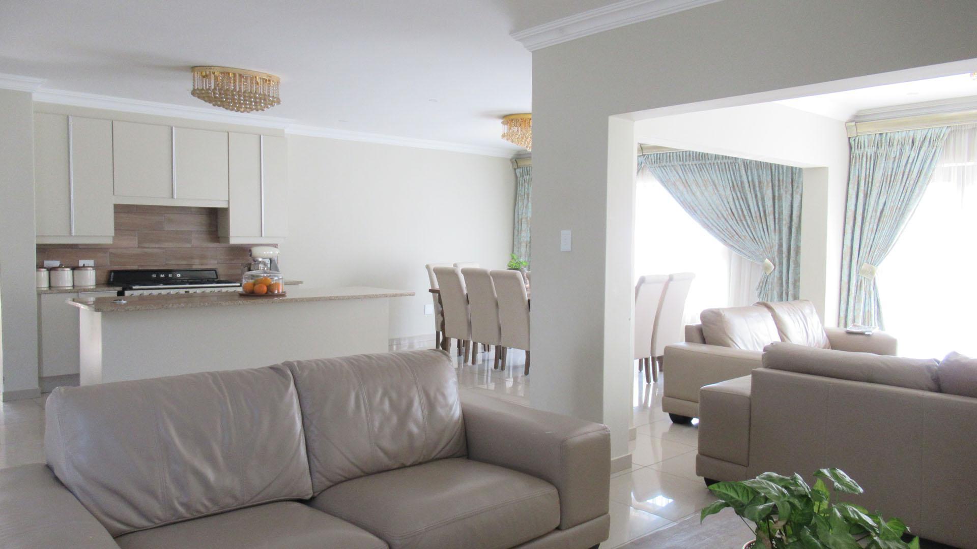 Lounges - 32 square meters of property in Roodeplaat