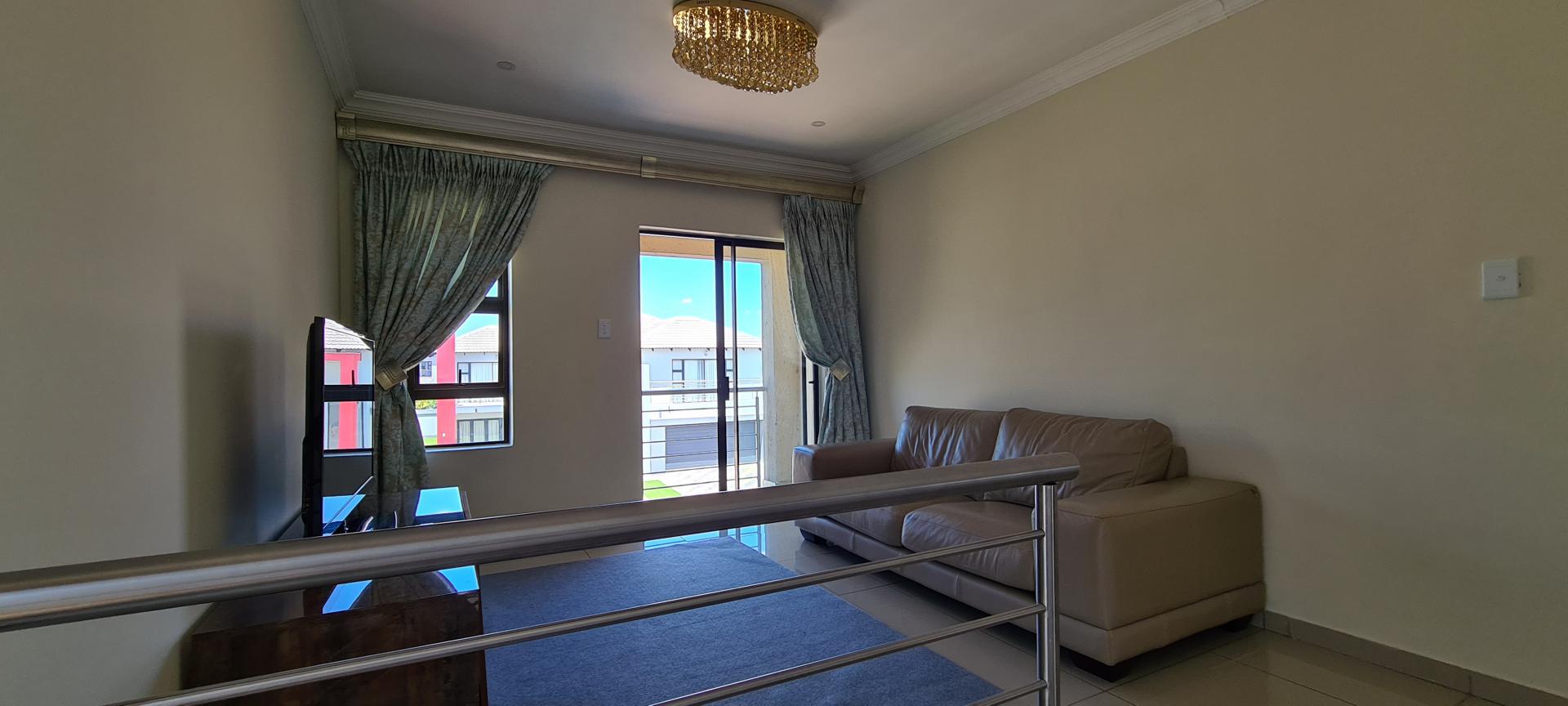 Lounges - 32 square meters of property in Roodeplaat