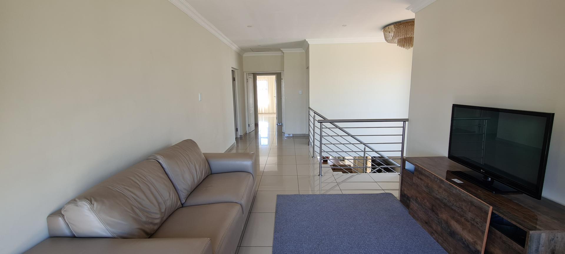 Lounges - 32 square meters of property in Roodeplaat