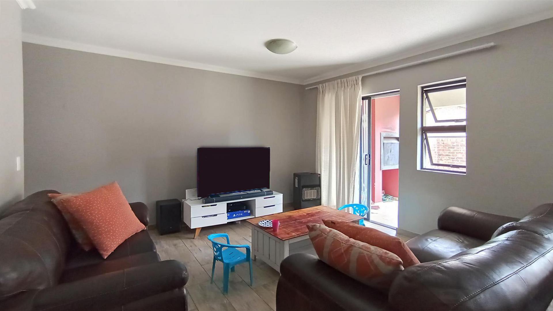 Lounges - 20 square meters of property in Doornpoort