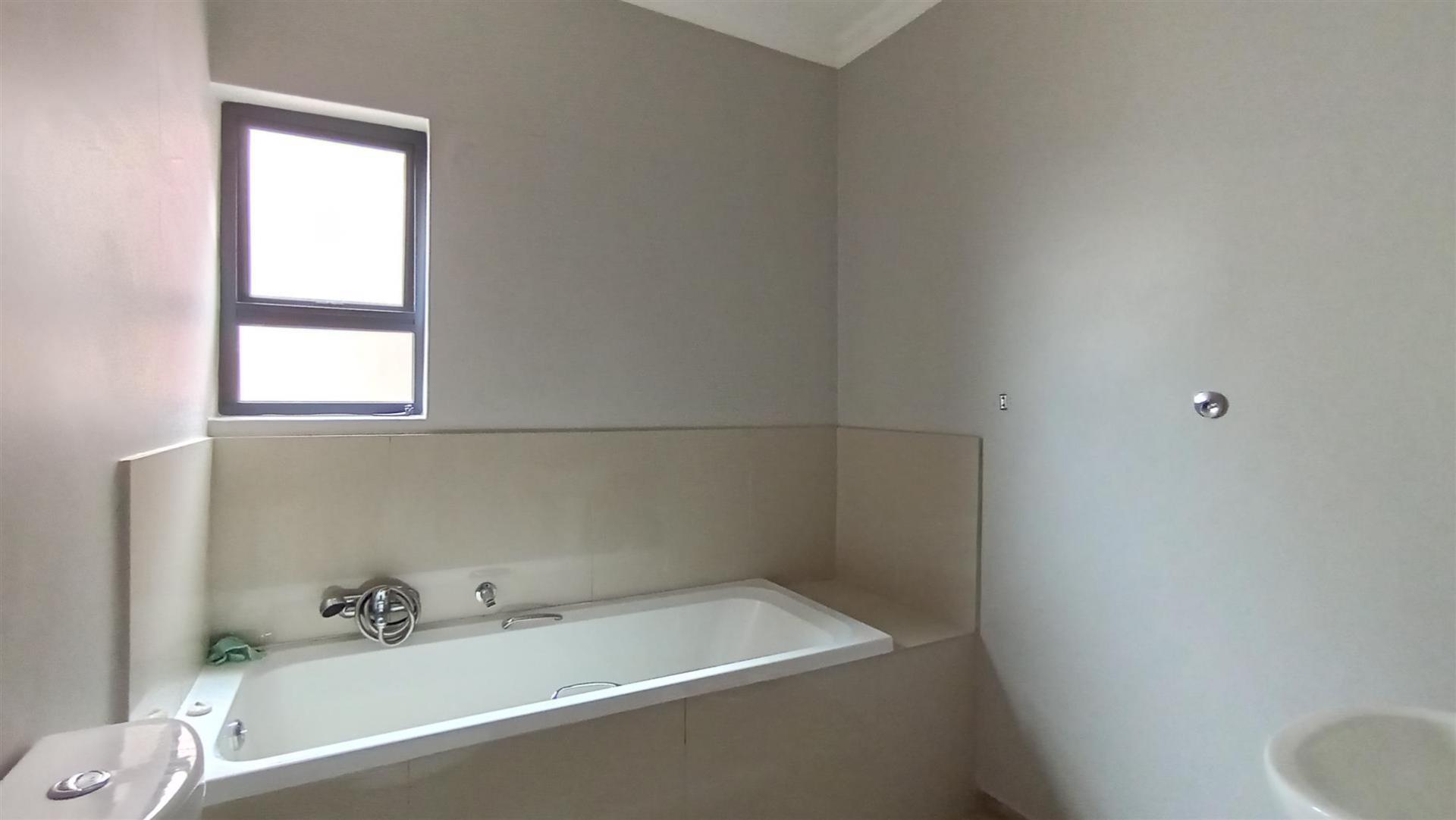 Bathroom 1 - 6 square meters of property in Doornpoort