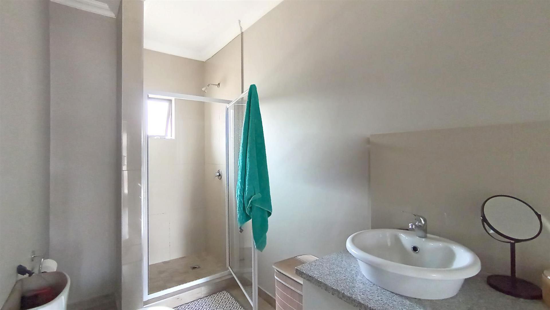 Main Bathroom - 9 square meters of property in Doornpoort