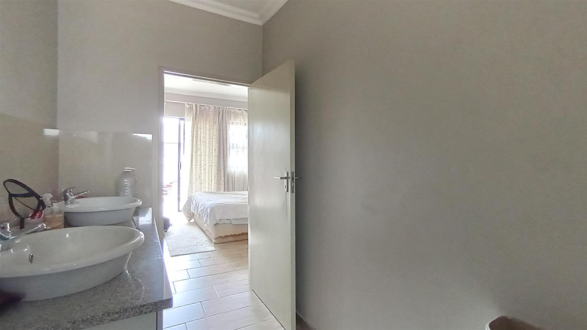 Main Bathroom - 9 square meters of property in Doornpoort
