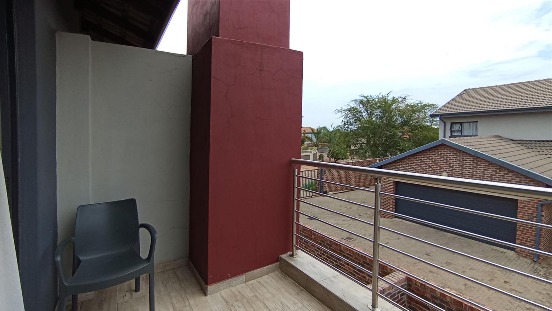 Balcony - 6 square meters of property in Doornpoort