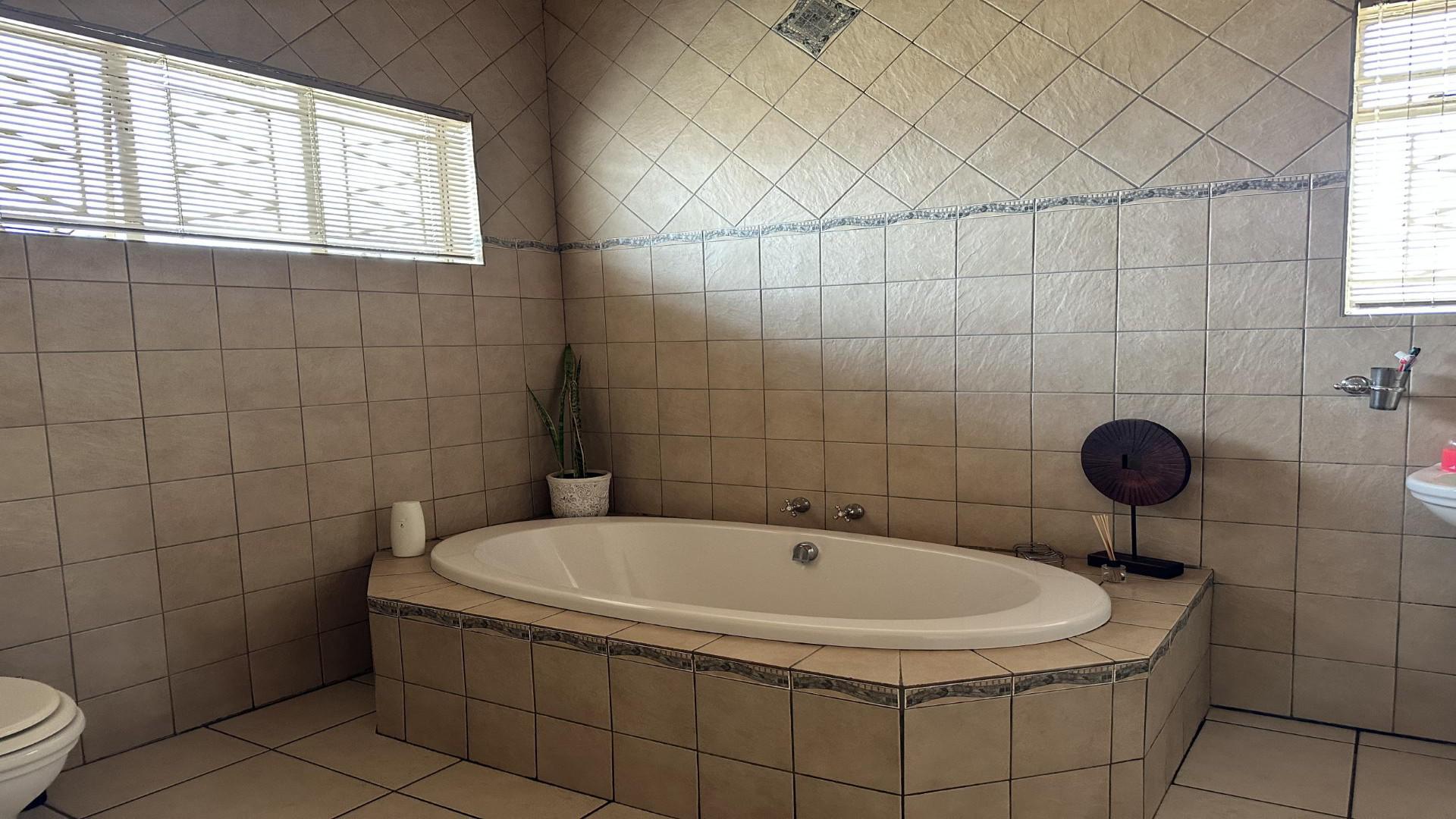 Bathroom 1 of property in Kimberley