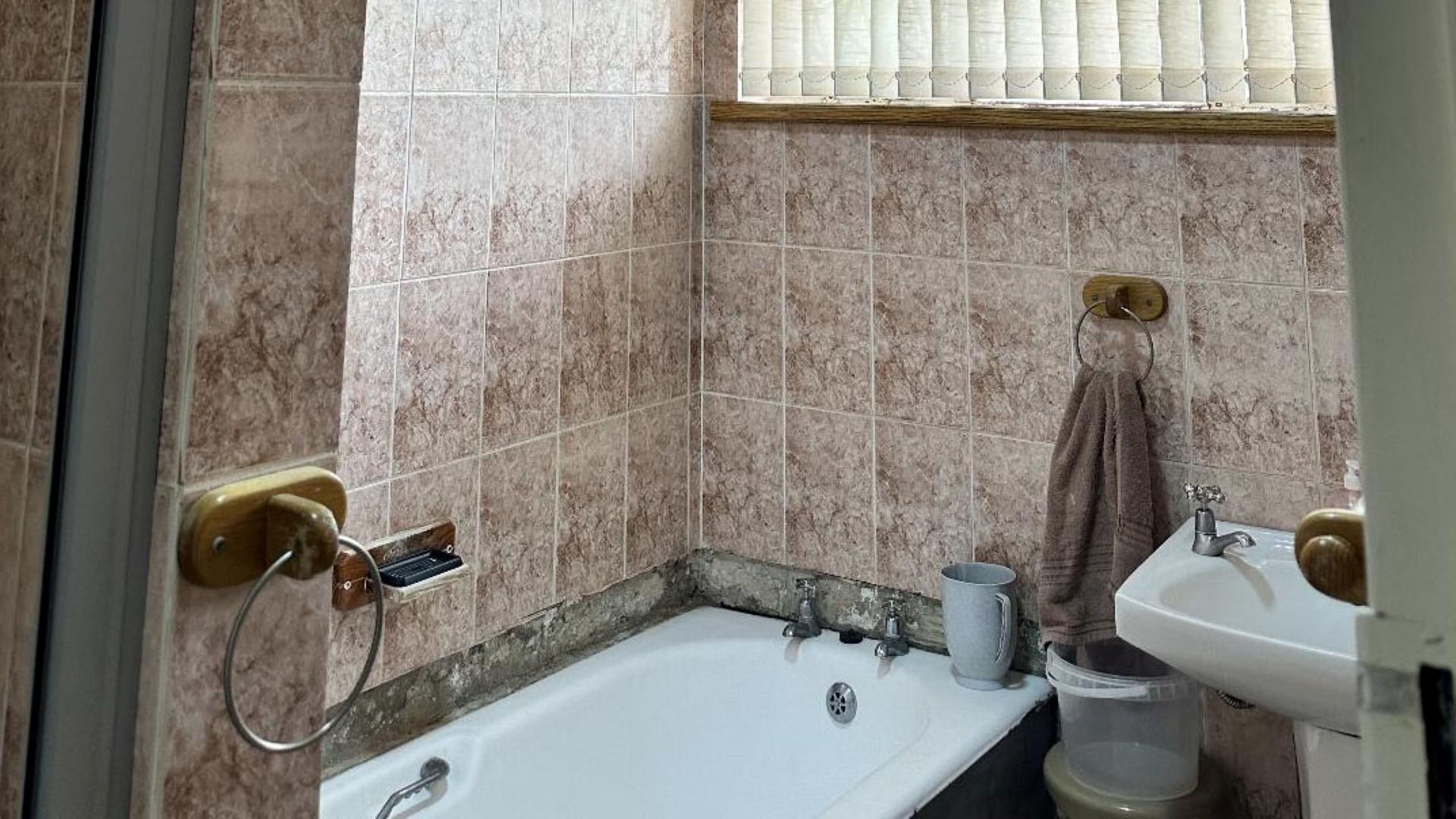 Bathroom 2 of property in Kimberley