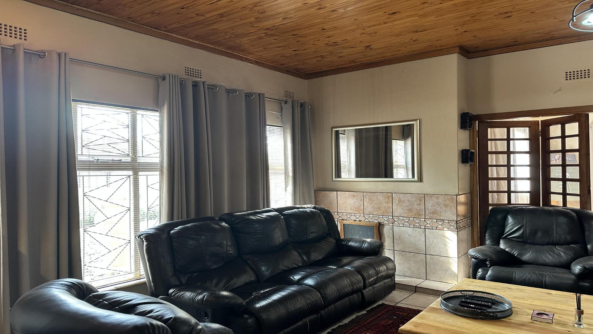 Lounges of property in Kimberley