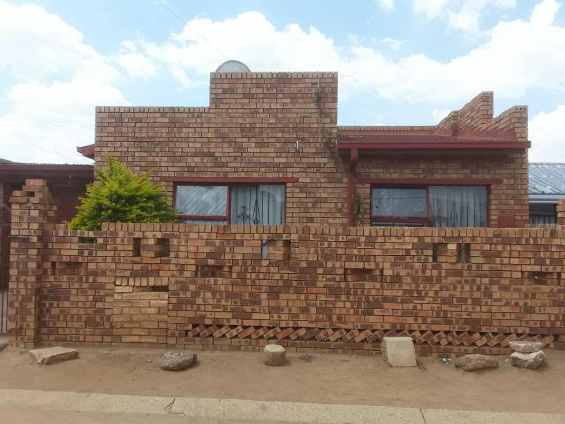Front View of property in Zola