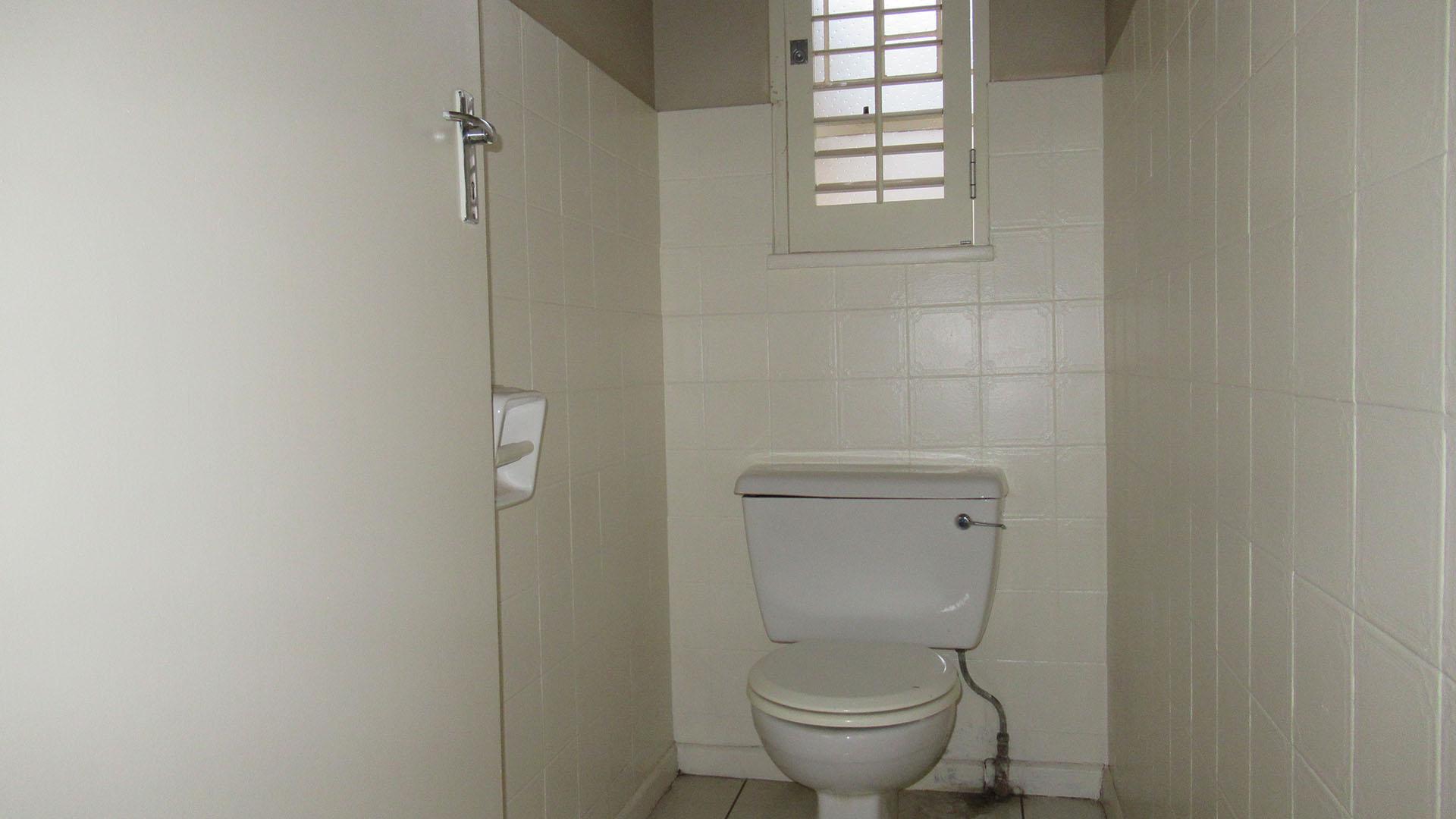 Bathroom 1 - 17 square meters of property in Klip River