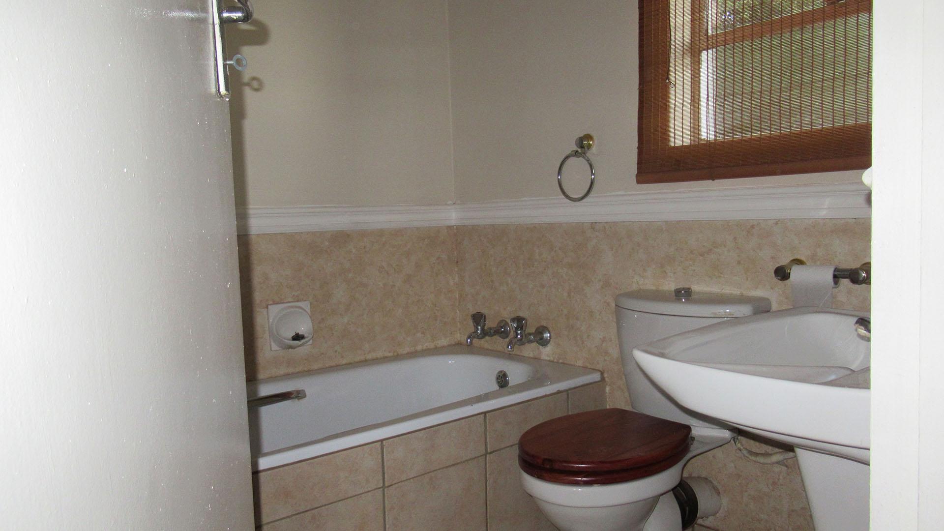 Bathroom 1 - 17 square meters of property in Klip River