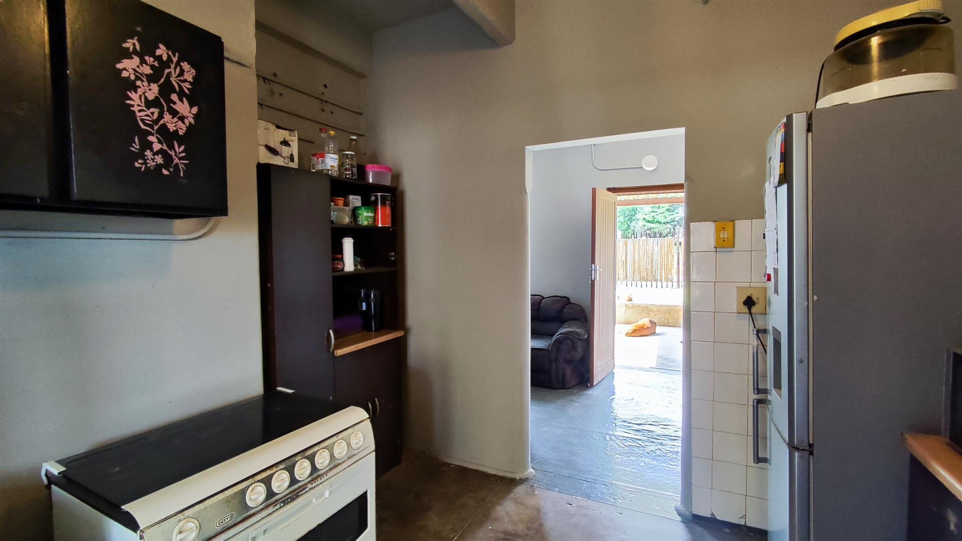 Kitchen - 14 square meters of property in Farrarmere