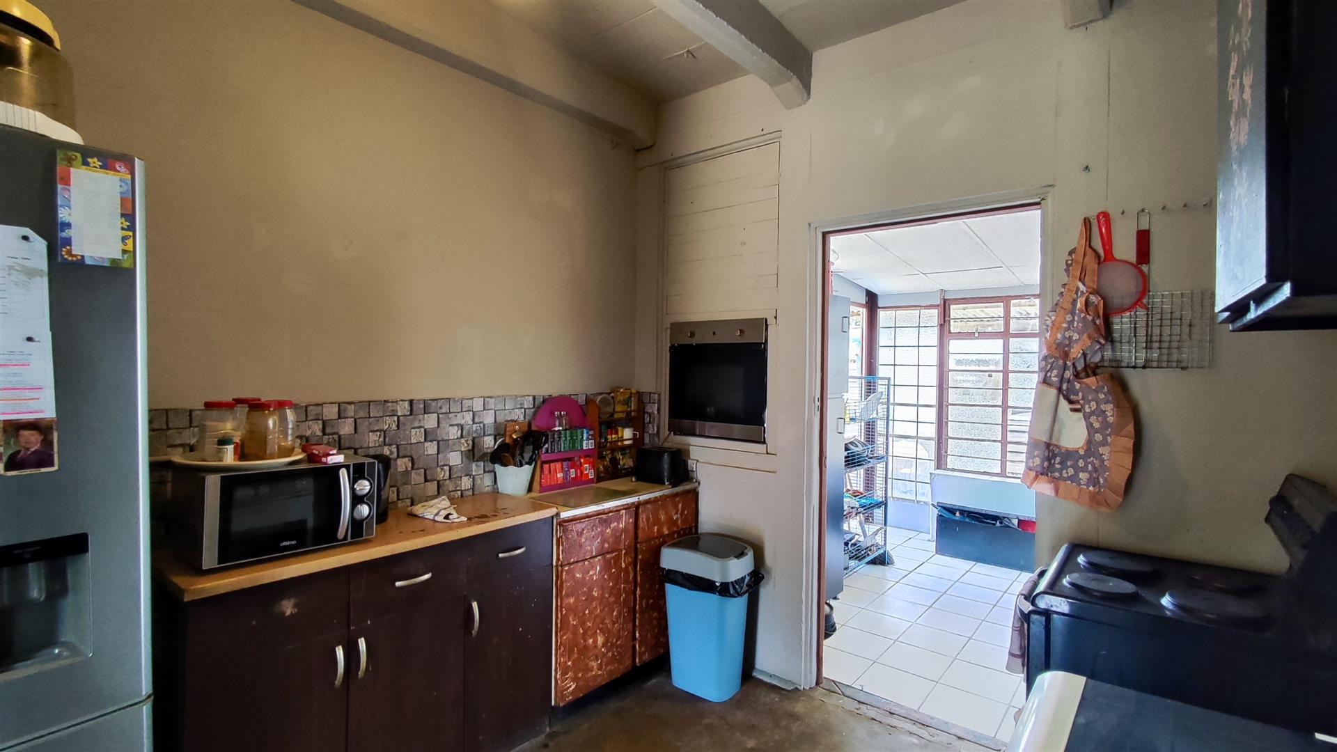 Kitchen - 14 square meters of property in Farrarmere