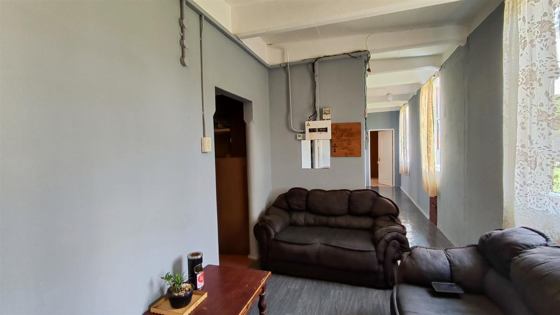 Lounges - 18 square meters of property in Farrarmere