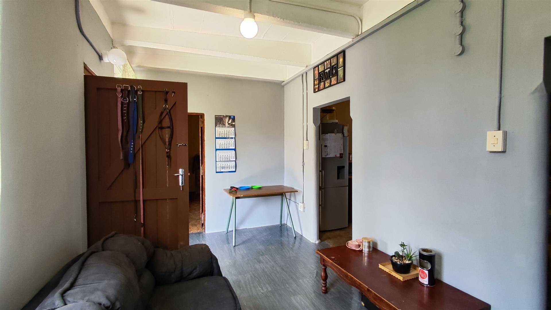 Lounges - 18 square meters of property in Farrarmere