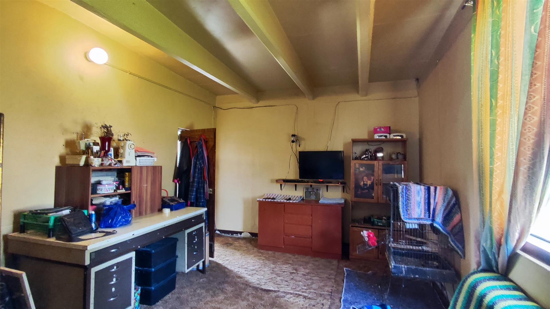 Bed Room 1 - 26 square meters of property in Farrarmere