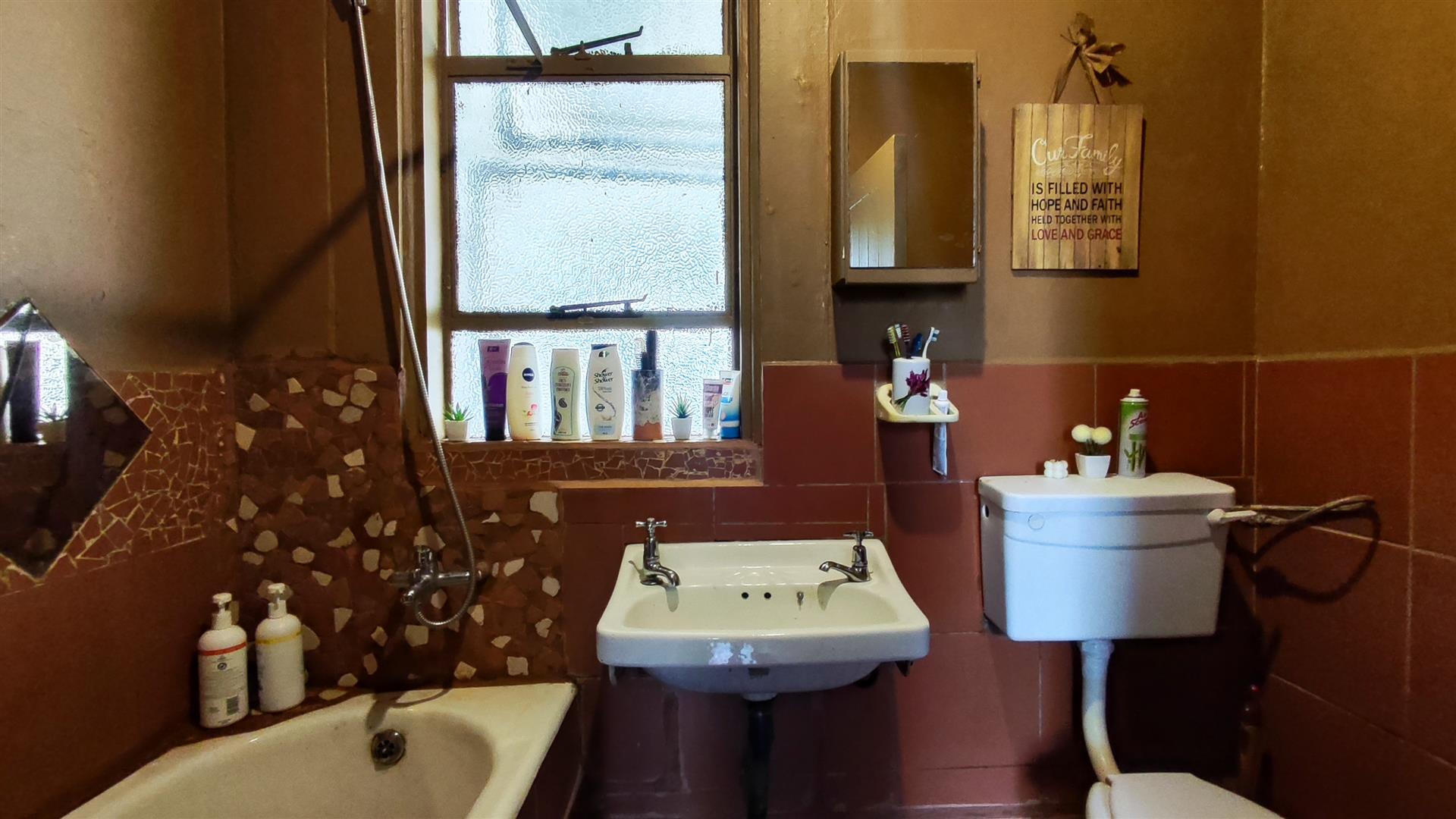 Bathroom 1 - 5 square meters of property in Farrarmere