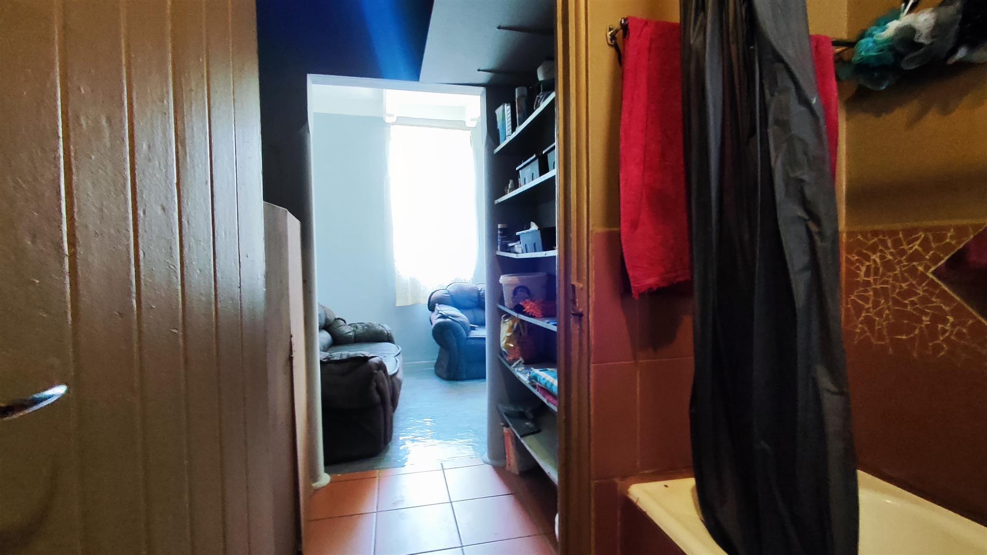 Bathroom 1 - 5 square meters of property in Farrarmere