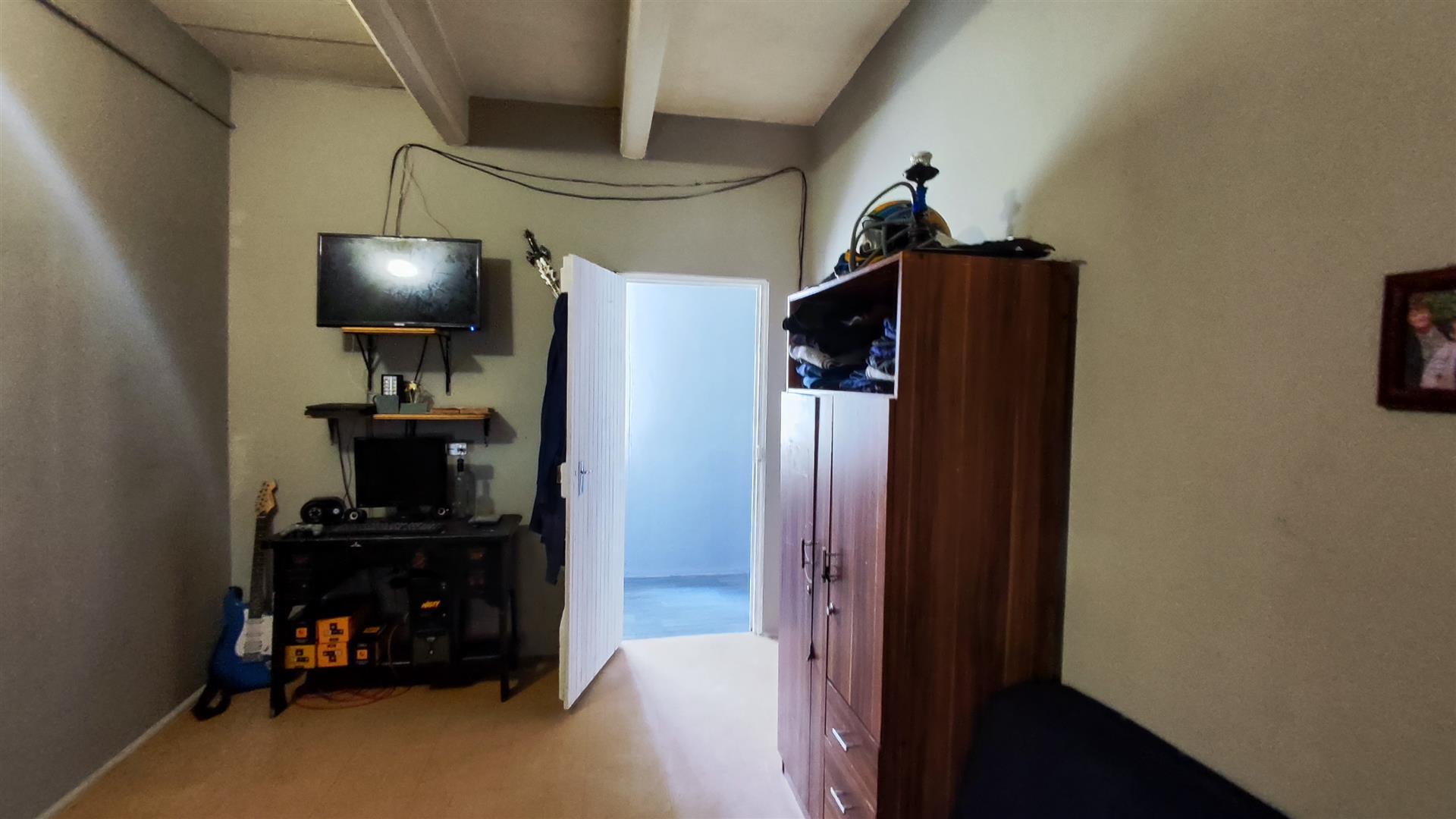 Bed Room 2 - 17 square meters of property in Farrarmere