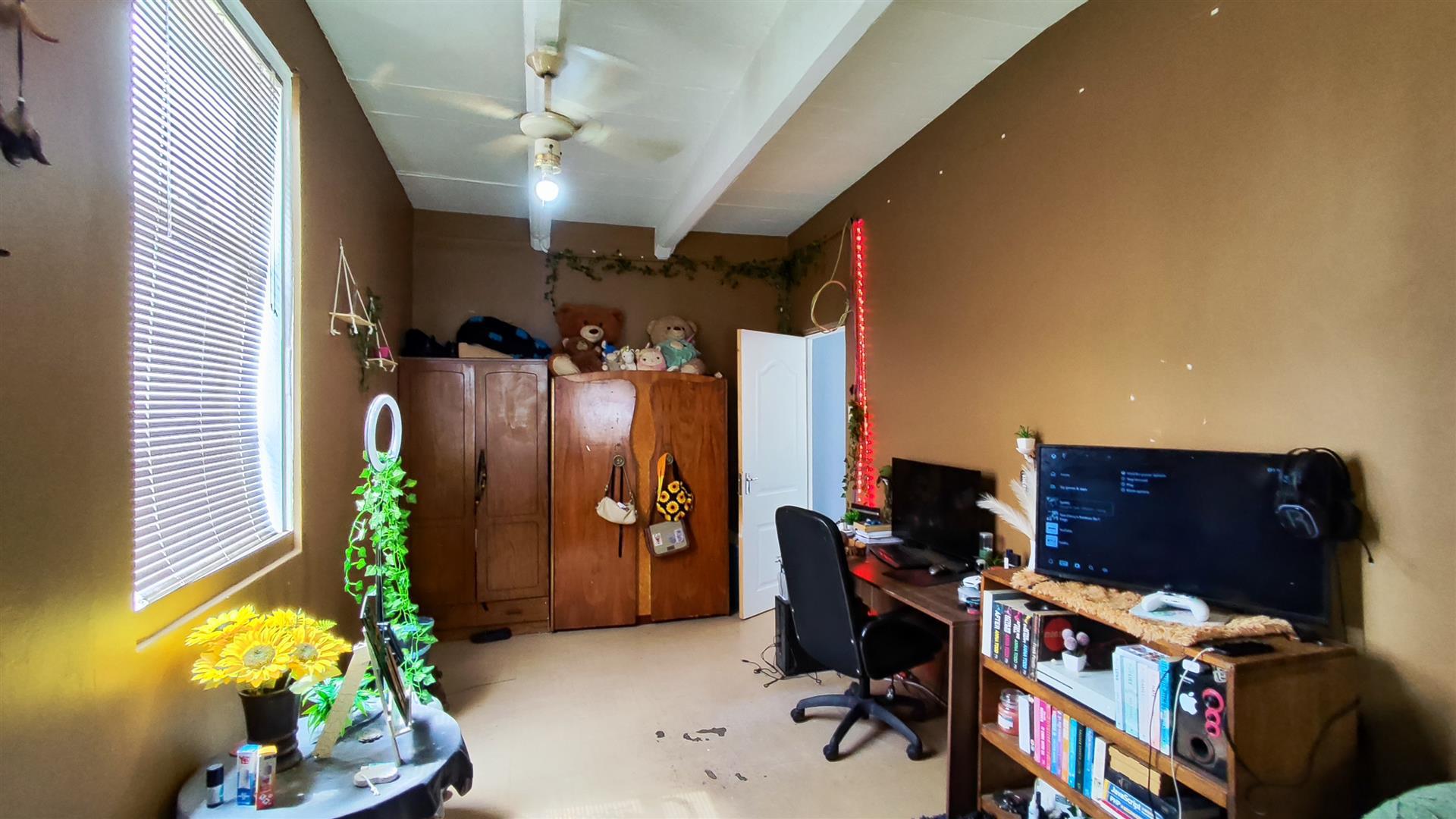 Bed Room 4 - 17 square meters of property in Farrarmere