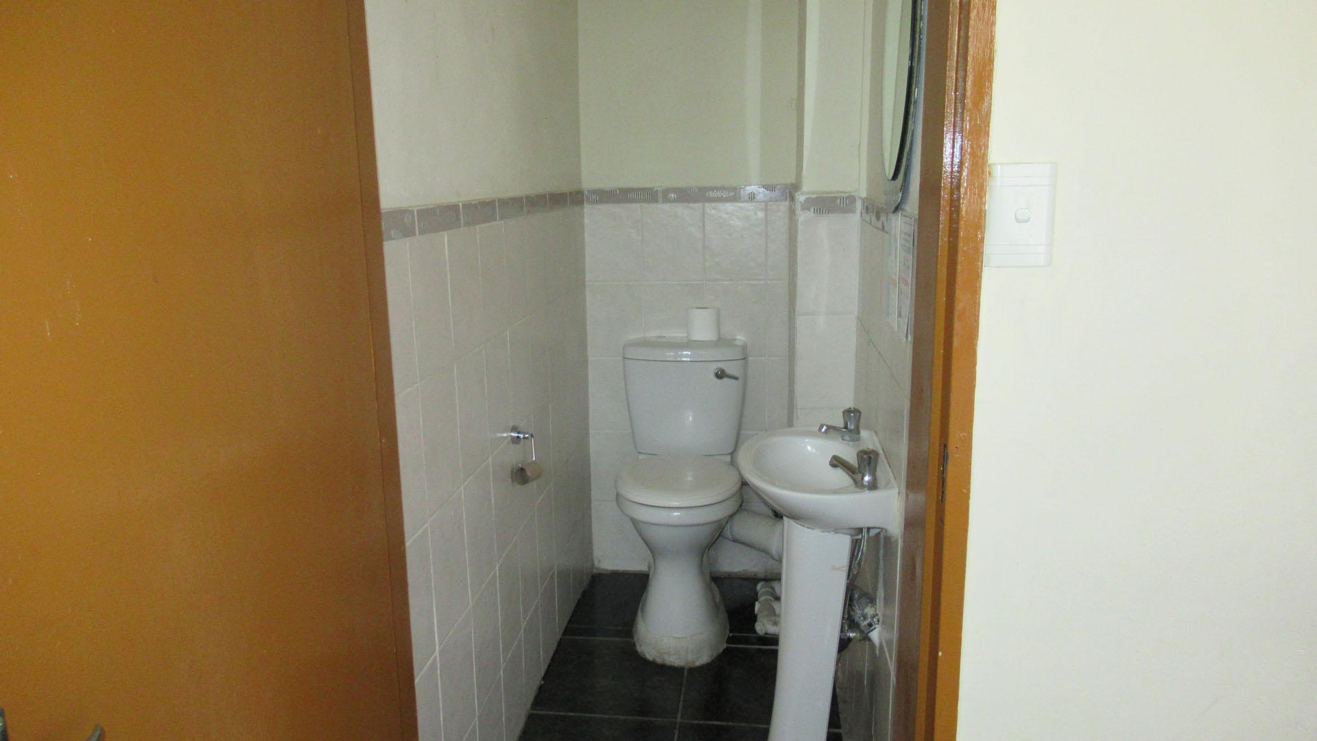 Bathroom 2 - 4 square meters of property in Benoni