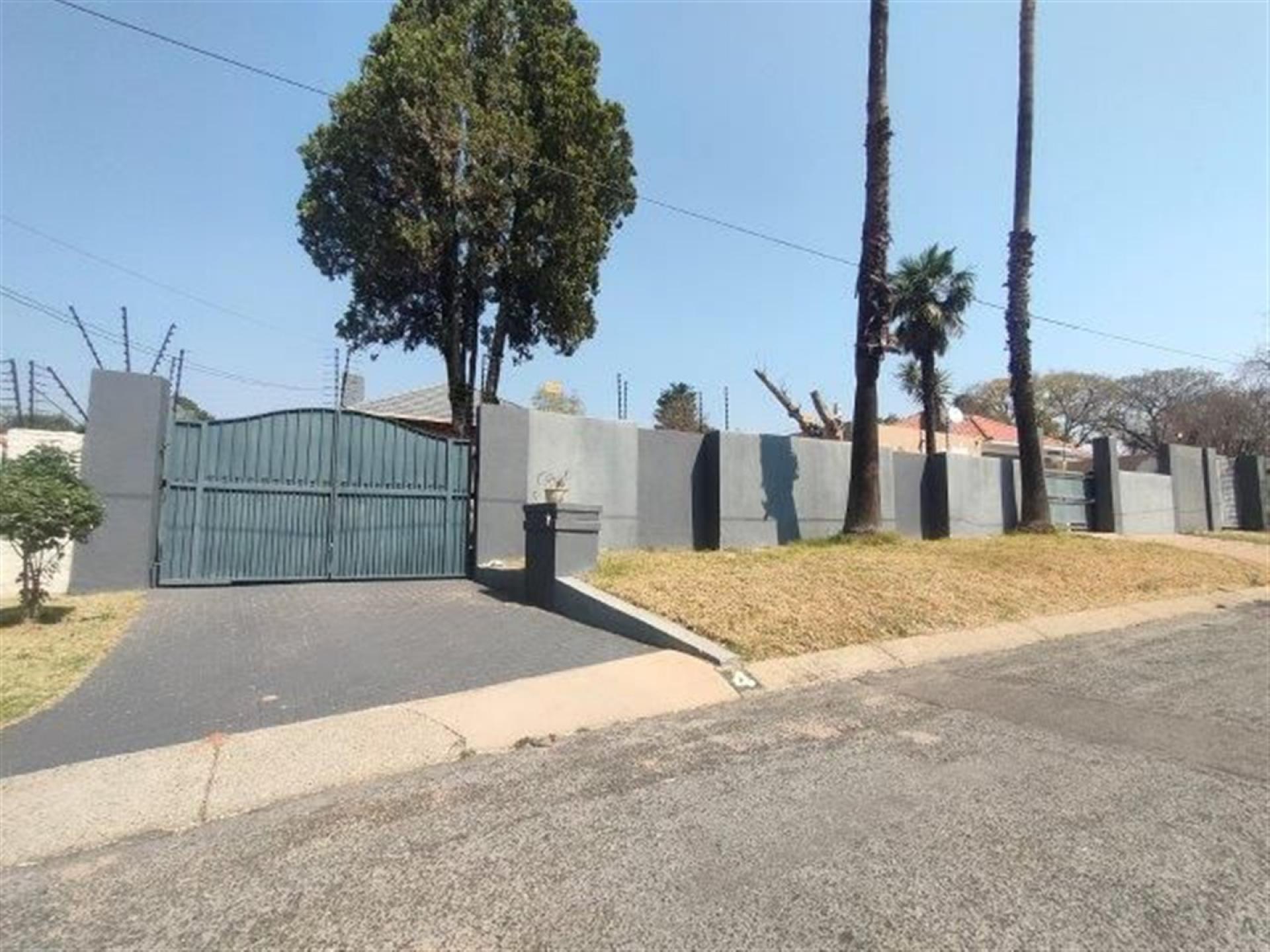 Front View of property in Silvamonte