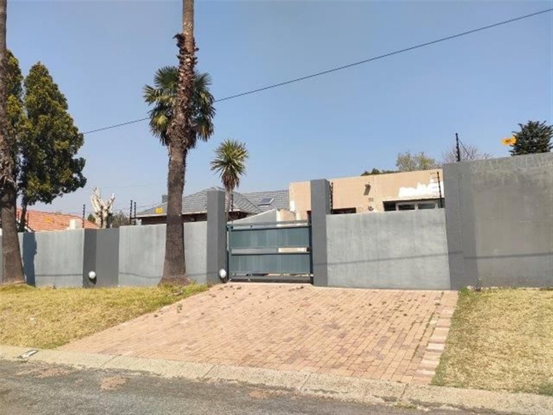 Front View of property in Silvamonte