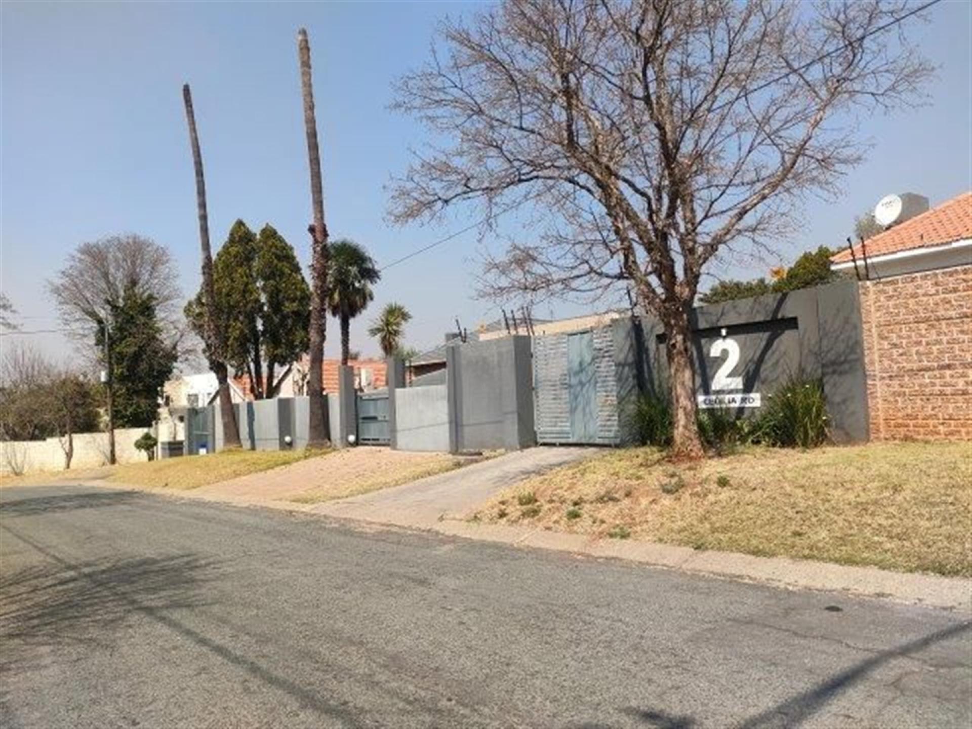 Front View of property in Silvamonte