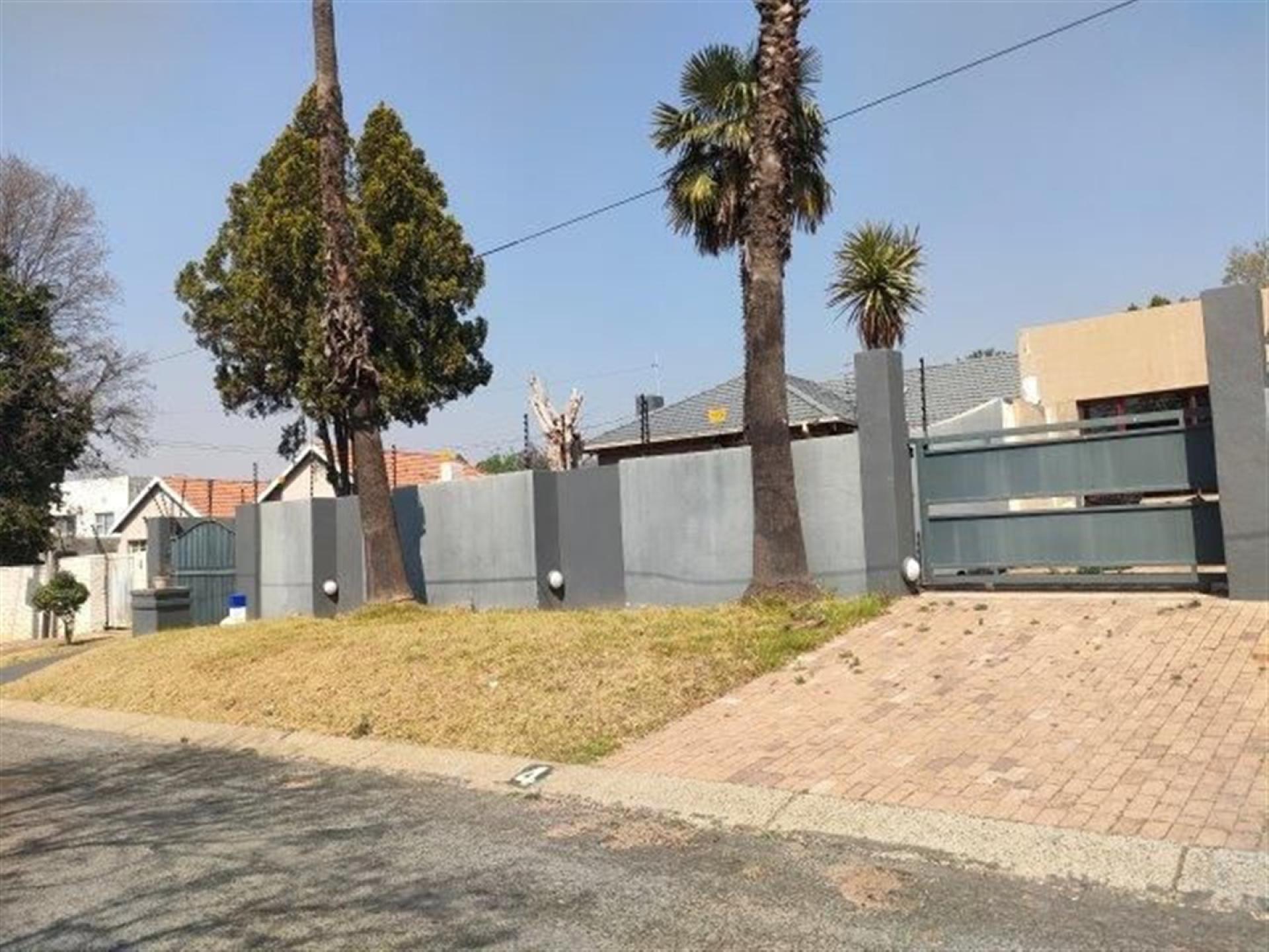 Front View of property in Silvamonte