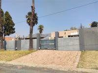 Front View of property in Silvamonte