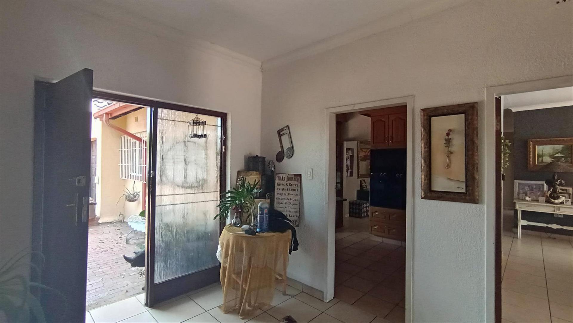 Foyer of property in Alberante