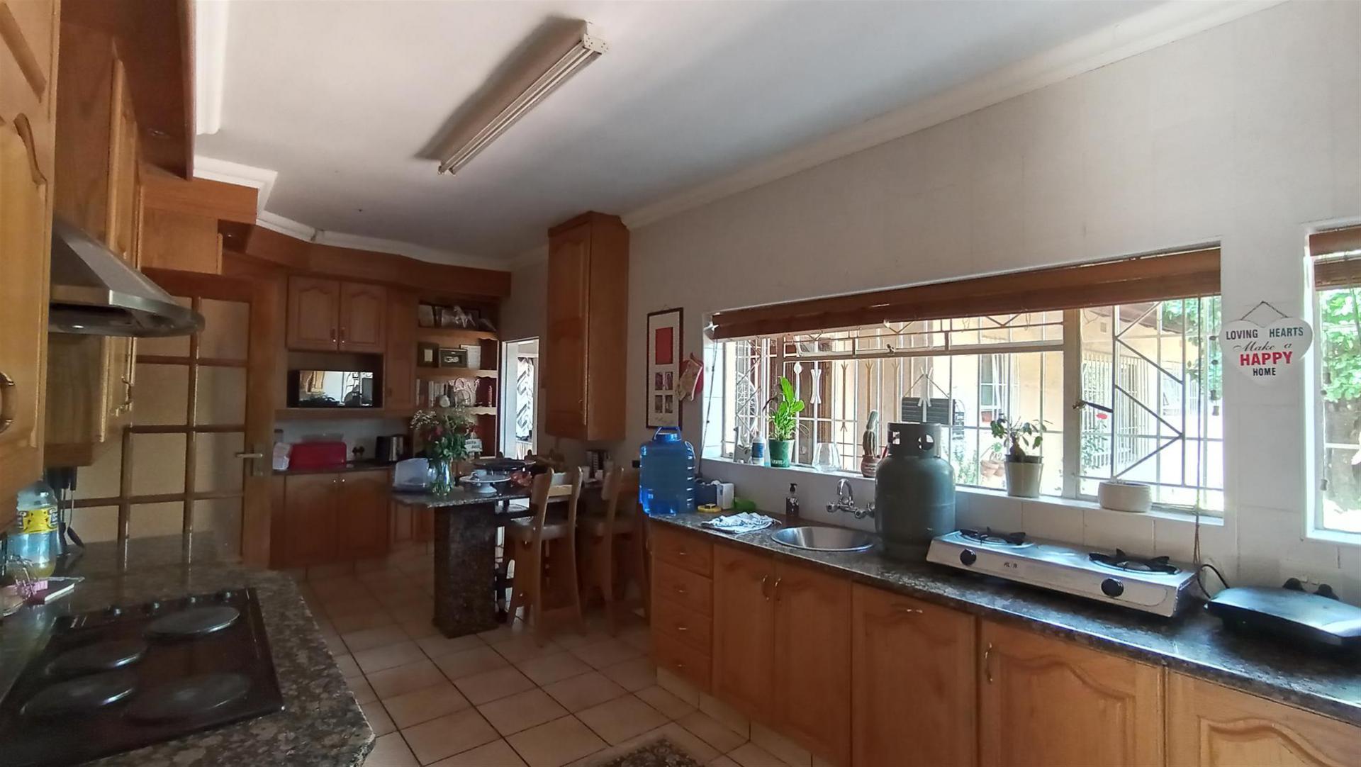 Kitchen - 25 square meters of property in Alberante