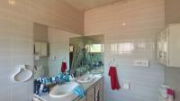 Main Bathroom - 6 square meters of property in Alberante