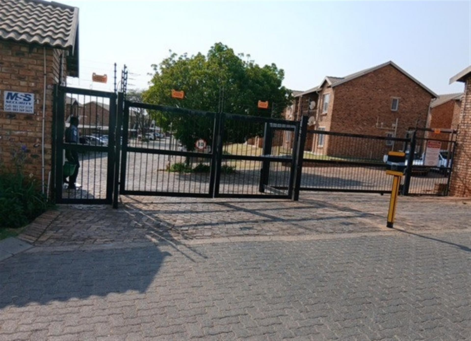 Front View of property in Chloorkop