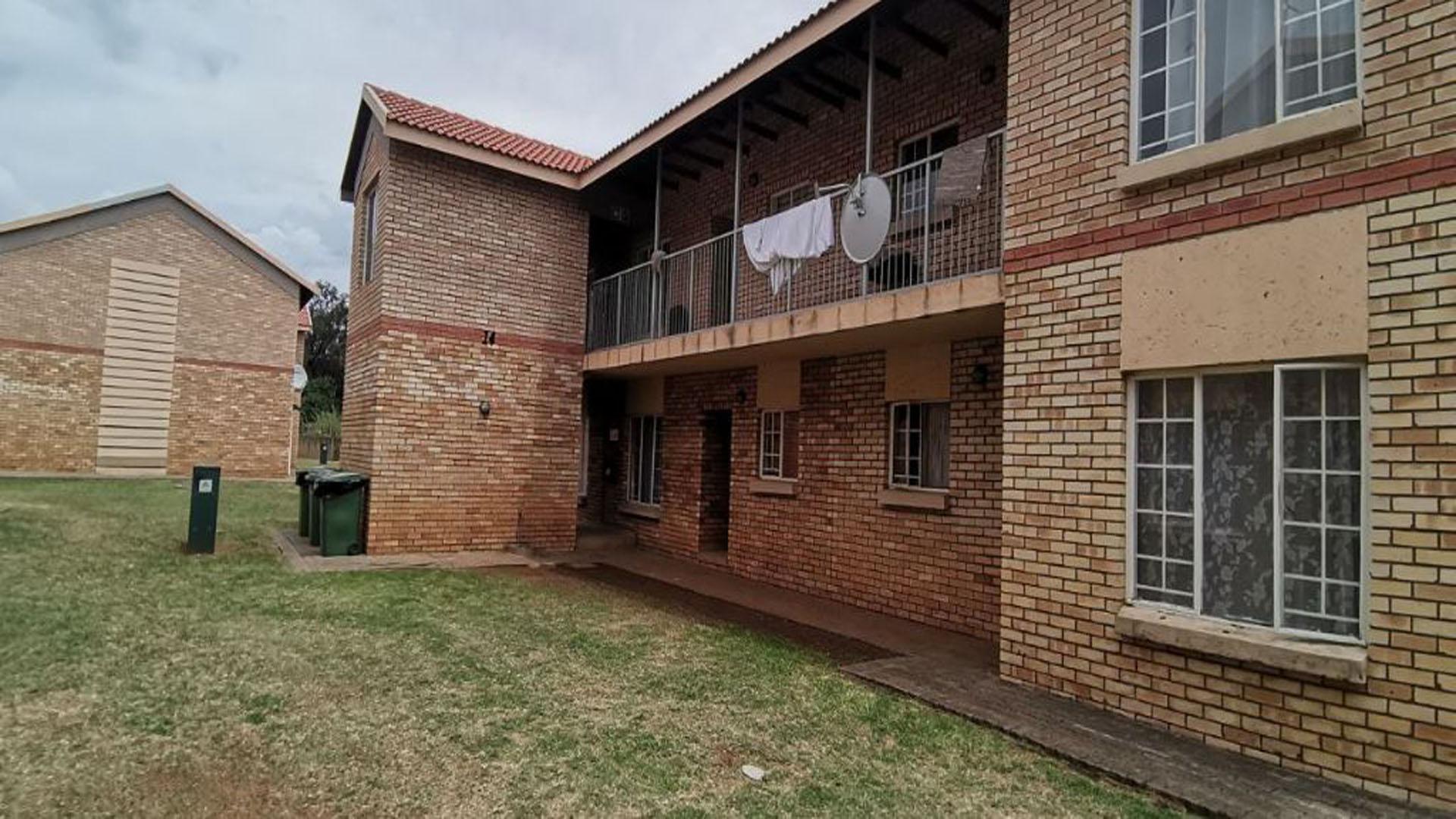 Front View of property in Waterval East
