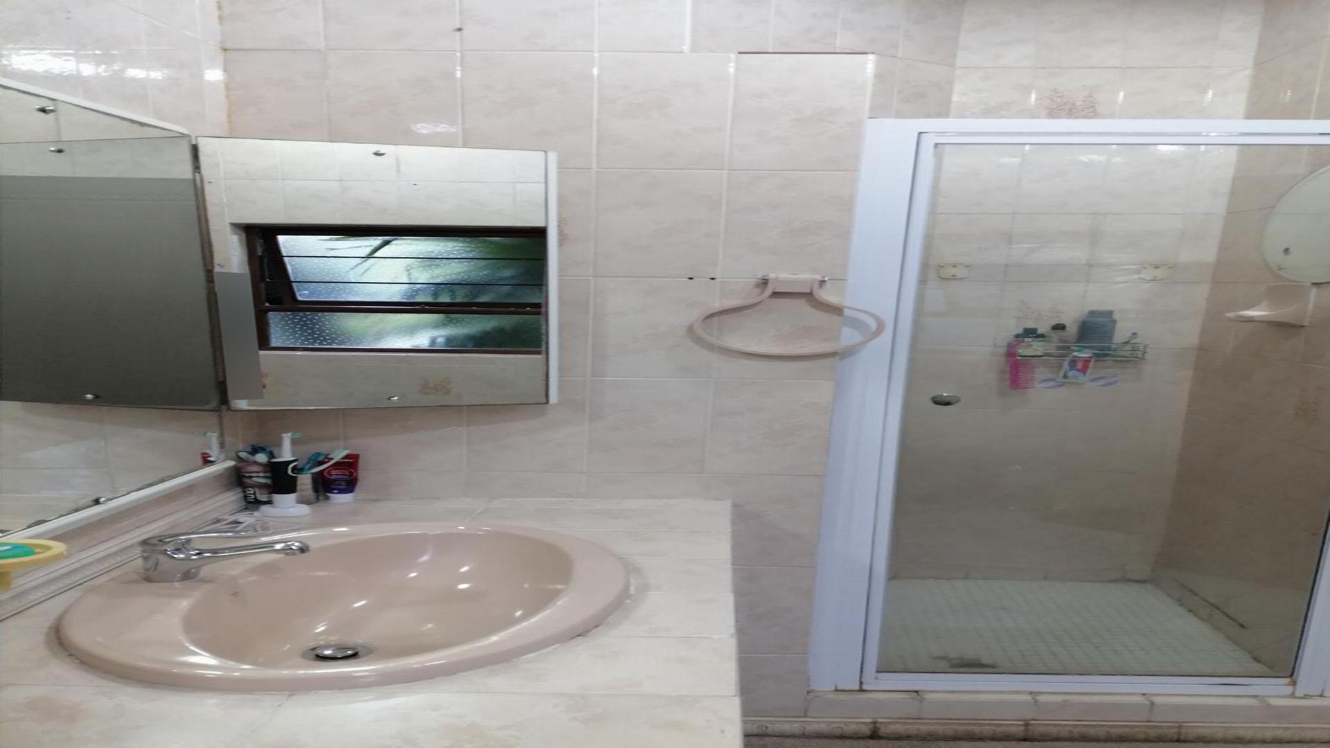 Bathroom 3+ of property in Bryanston