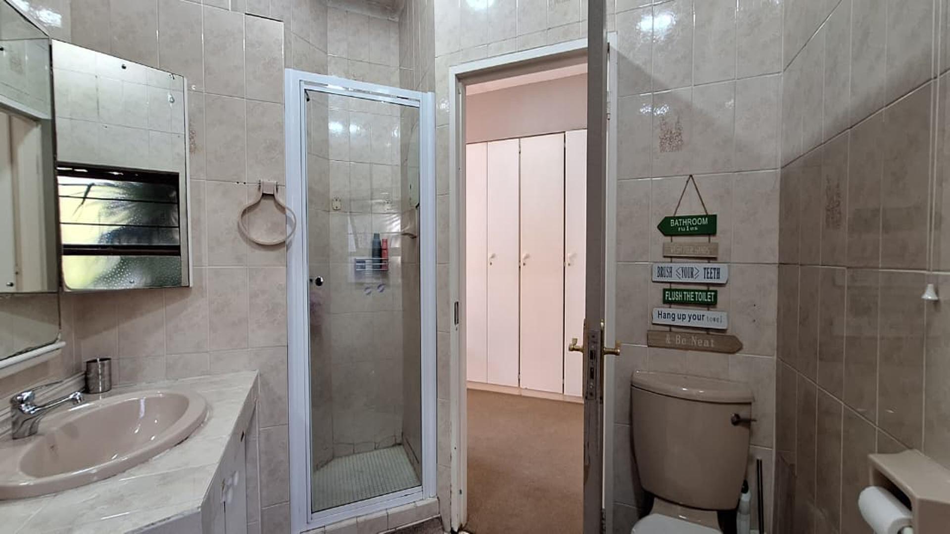 Main Bathroom - 8 square meters of property in Bryanston