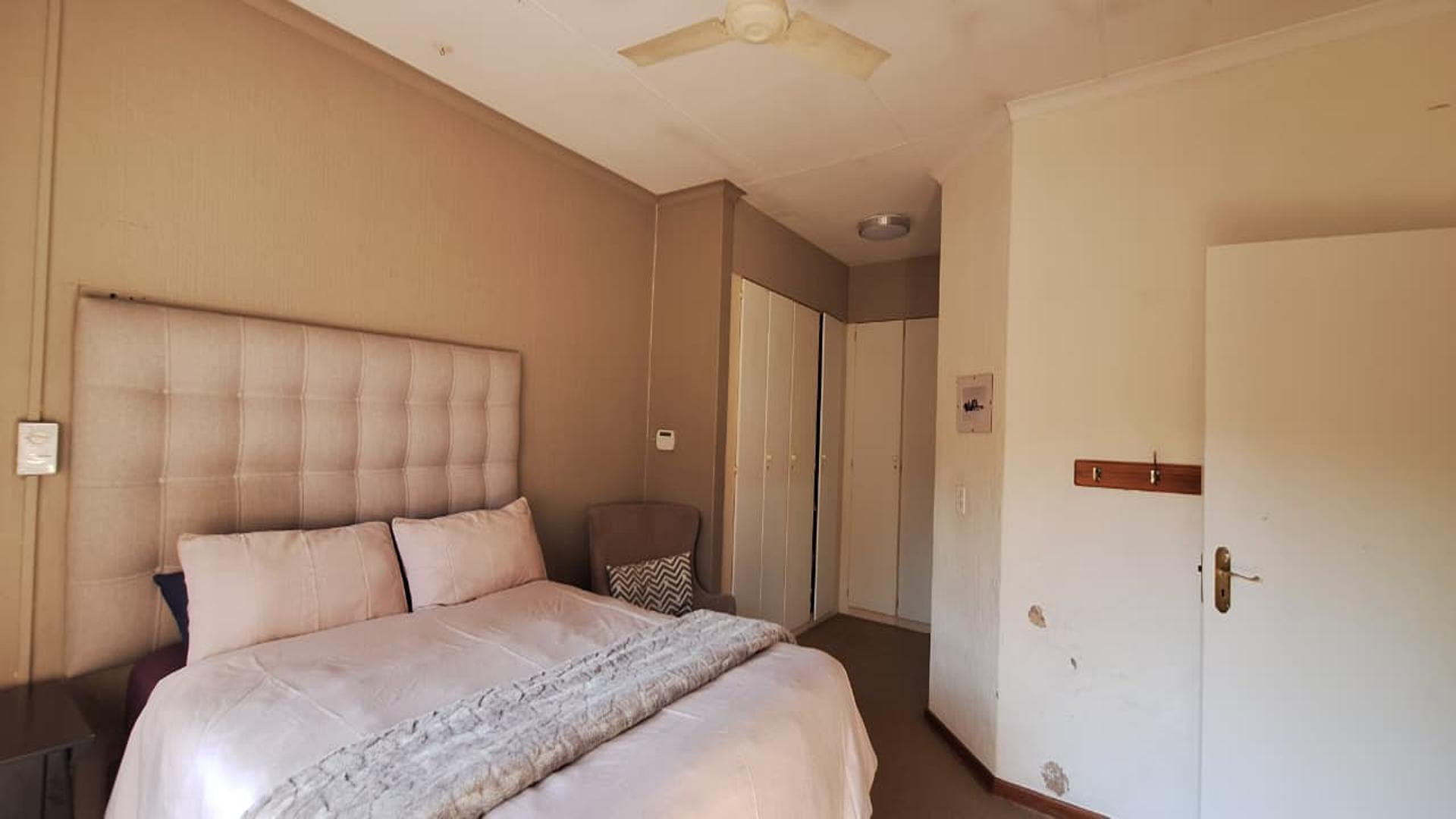 Main Bedroom - 15 square meters of property in Bryanston