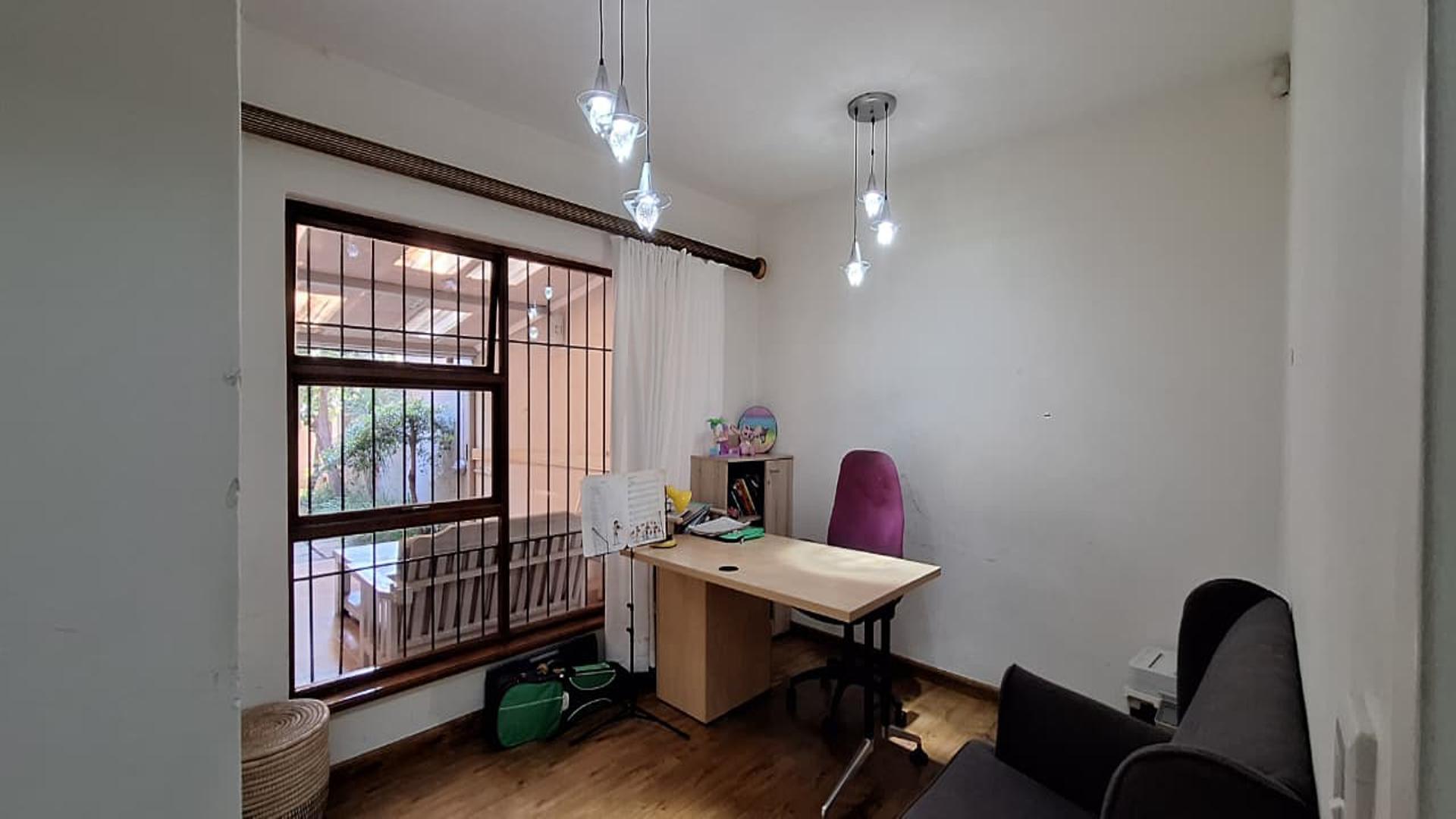 Bed Room 2 - 13 square meters of property in Bryanston
