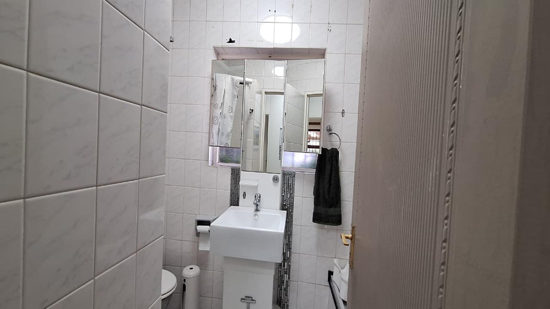 Bathroom 1 - 6 square meters of property in Bryanston
