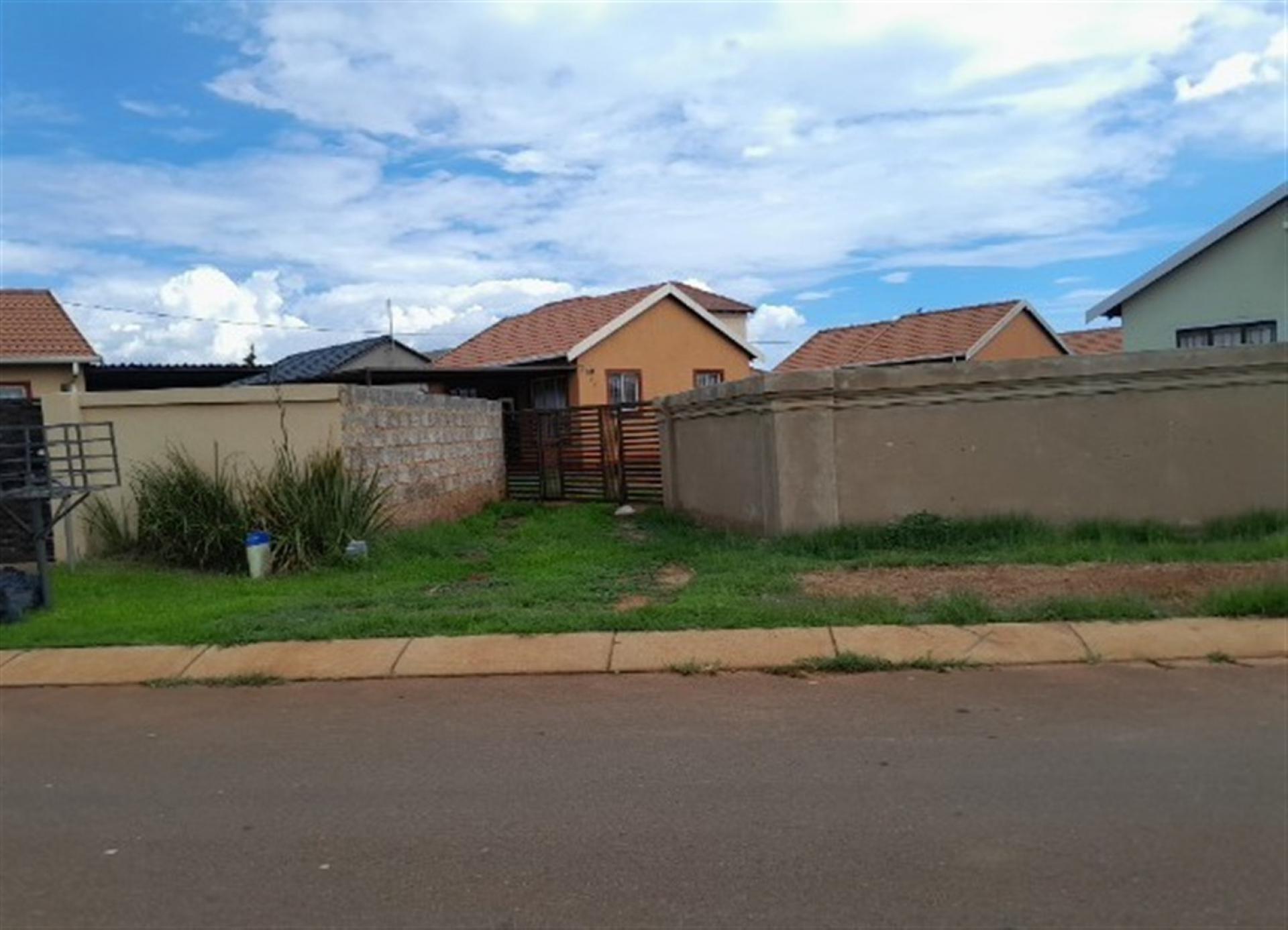 Front View of property in Vredebos