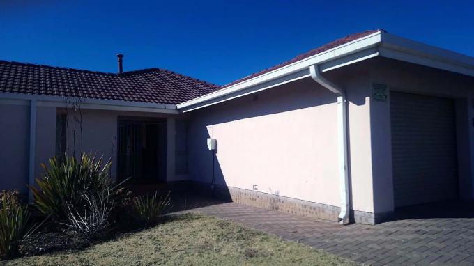 4 Bedroom House for Sale For Sale in Volksrust - Home Sell - MR392937